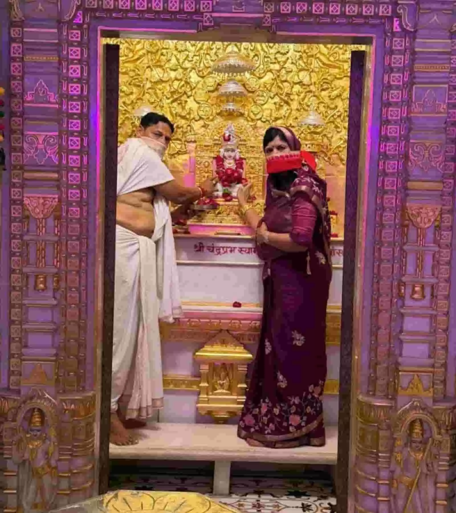 तस्वीर में दिख रहे एक पुरुष और महिला मंदिर में मूर्ति के सामने धार्मिक पूजा-अर्चना कर रहे हैं। तस्वीर में दिख रहे एक पुरुष और महिला मंदिर में मूर्ति के सामने धार्मिक पूजा-अर्चना कर रहे हैं।