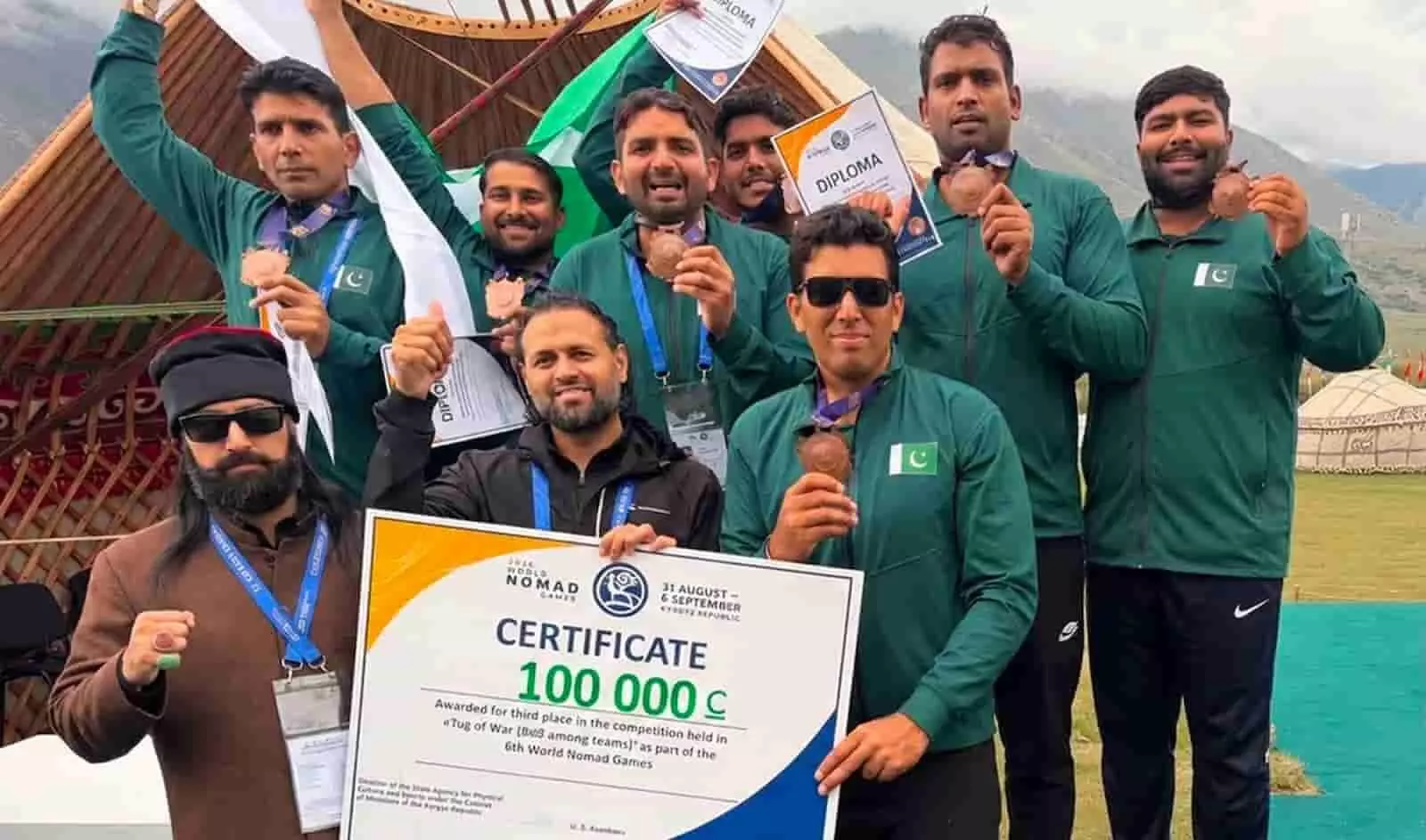 तस्वीर में पाकिस्तान टीम के खिलाड़ी हरे ट्रैकसूट में पदक और विशाल प्रमाणपत्र हाथ में लिए खड़े हैं। तस्वीर में पाकिस्तान टीम के खिलाड़ी हरे ट्रैकसूट में पदक और विशाल प्रमाणपत्र हाथ में लिए खड़े हैं।