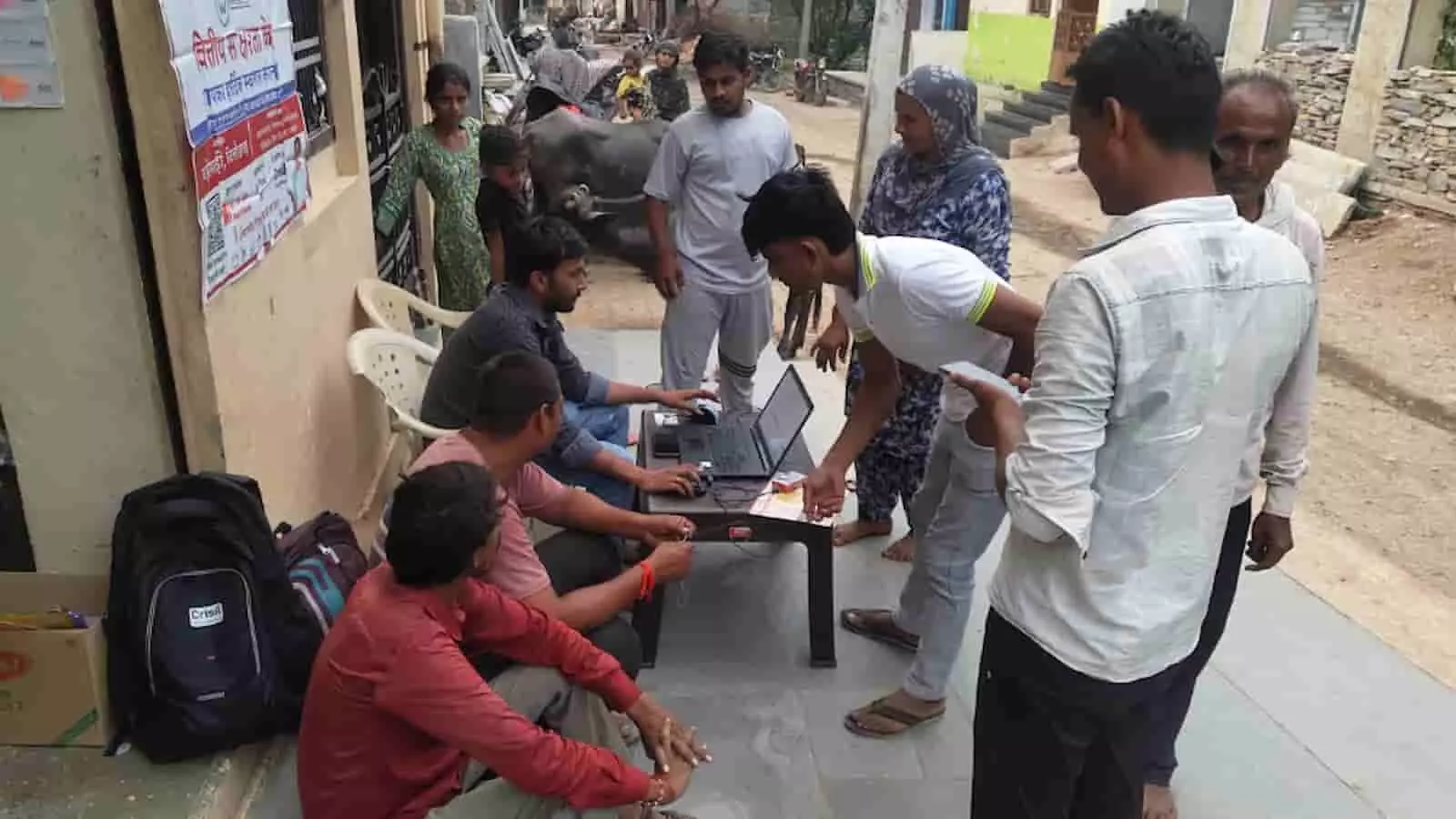 तस्वीर में निकुम्भ के गुर्जर मोहल्ला में शिविर के दौरान टेबल पर लैपटॉप के साथ काम करते लोग नजर आ रहे हैं। तस्वीर में निकुम्भ के गुर्जर मोहल्ला में शिविर के दौरान टेबल पर लैपटॉप के साथ काम करते लोग नजर आ रहे हैं।