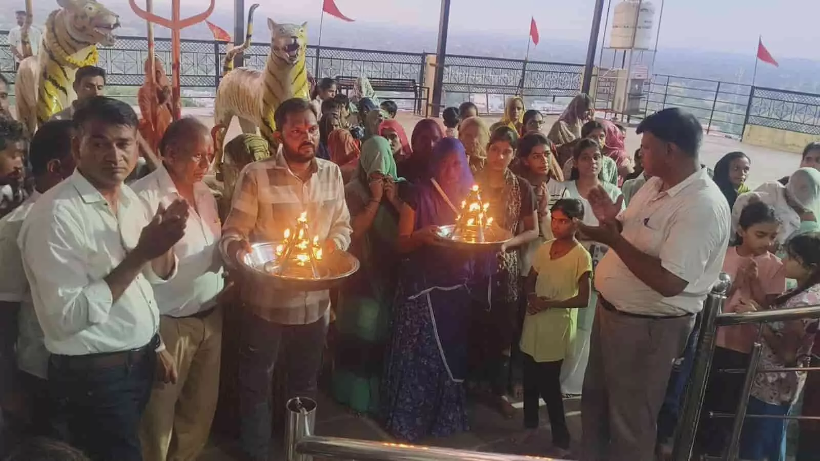 निकुंभ के श्री चंदा माता मंदिर में सत्संग के दौरान आरती करते श्रद्धालु। निकुंभ के श्री चंदा माता मंदिर में सत्संग के दौरान आरती करते श्रद्धालु।