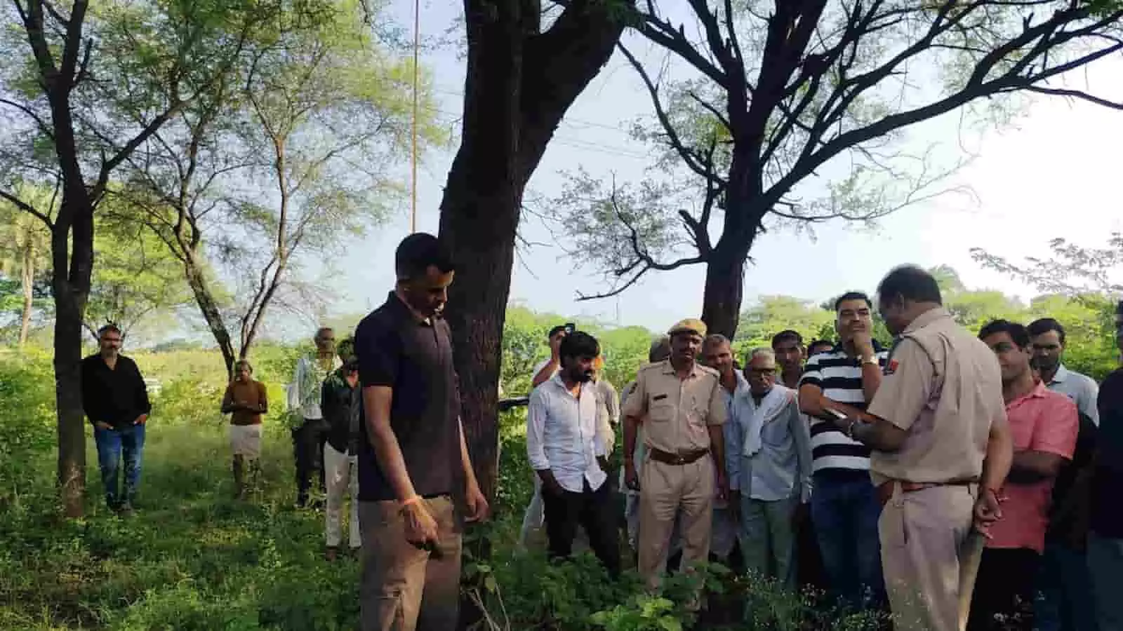 तस्वीर में भूपालसागर के सांवलिया खेड़ा गांव में पेड़ों के पास खड़े पुलिसकर्मी और ग्रामीण दिखाई दे रहे हैं। तस्वीर में भूपालसागर के सांवलिया खेड़ा गांव में पेड़ों के पास खड़े पुलिसकर्मी और ग्रामीण दिखाई दे रहे हैं।