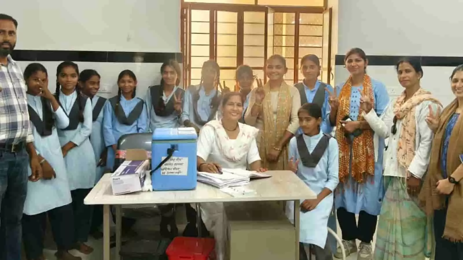 तस्वीर में उप जिला चिकित्सालय बड़ी सादड़ी में एचपीवी वैक्सीनेशन अभियान के दौरान चिकित्सा कर्मी और बालिकाएं मौजूद हैं। तस्वीर में उप जिला चिकित्सालय बड़ी सादड़ी में एचपीवी वैक्सीनेशन अभियान के दौरान चिकित्सा कर्मी और बालिकाएं मौजूद हैं।