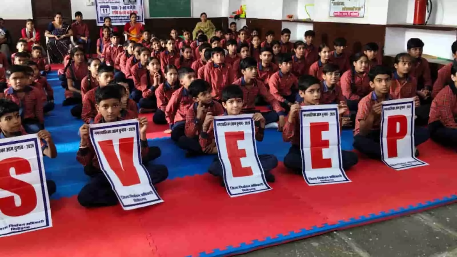 तस्वीर में विद्यार्थी बड़ी सादड़ी के विद्यालय में मतदान जागरूकता अभियान के तहत बैनर पकड़े बैठे हैं। तस्वीर में विद्यार्थी बड़ी सादड़ी के विद्यालय में मतदान जागरूकता अभियान के तहत बैनर पकड़े बैठे हैं।