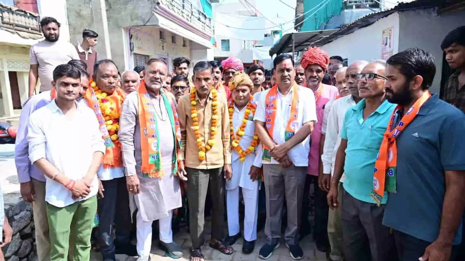 तस्वीर में ऊर्जा मंत्री हीरालाल नागर भाजपा समर्थकों के साथ फूलों की माला पहने गली में खड़े हैं। तस्वीर में ऊर्जा मंत्री हीरालाल नागर भाजपा समर्थकों के साथ फूलों की माला पहने गली में खड़े हैं।