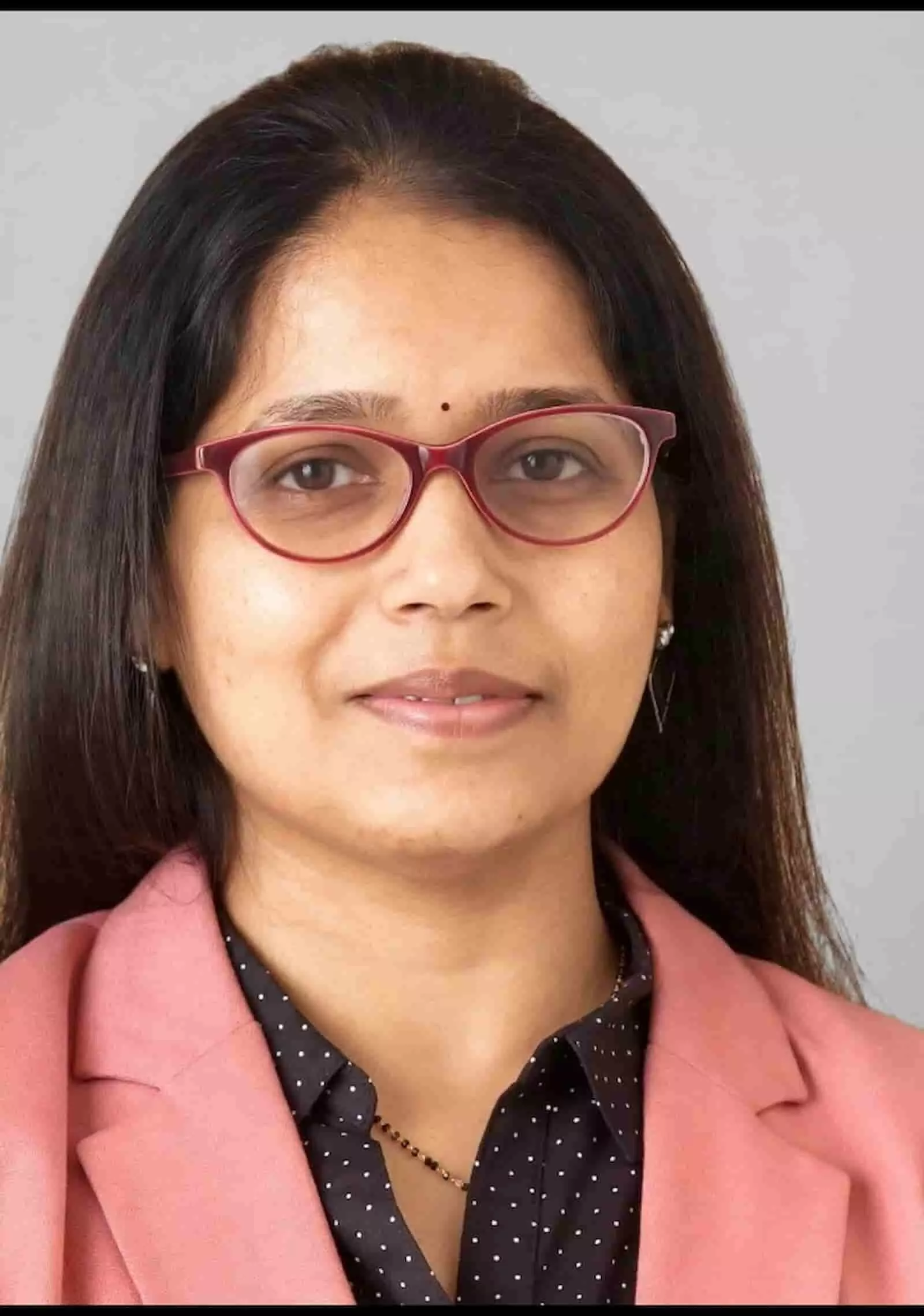 तस्वीर में डॉ. लीना जैन लाल रंग का चश्मा और गुलाबी ब्लेज़र पहने हुए सीधी खड़ी हैं। तस्वीर में डॉ. लीना जैन लाल रंग का चश्मा और गुलाबी ब्लेज़र पहने हुए सीधी खड़ी हैं।
