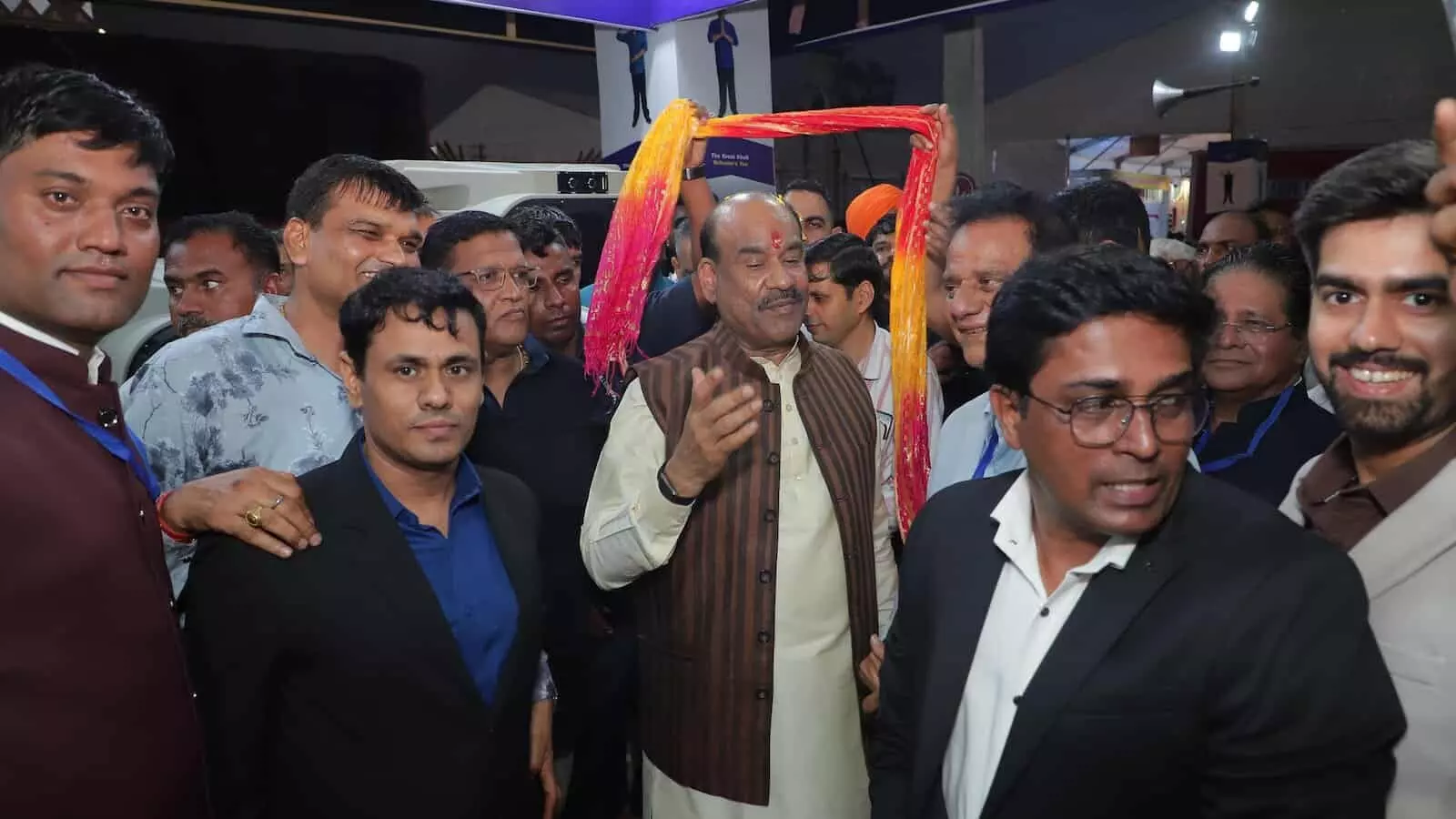 तस्वीर में अतिथि रिबन काटते और स्टॉल पर लोगों से बातचीत करते दिख रहे हैं। तस्वीर में अतिथि रिबन काटते और स्टॉल पर लोगों से बातचीत करते दिख रहे हैं।