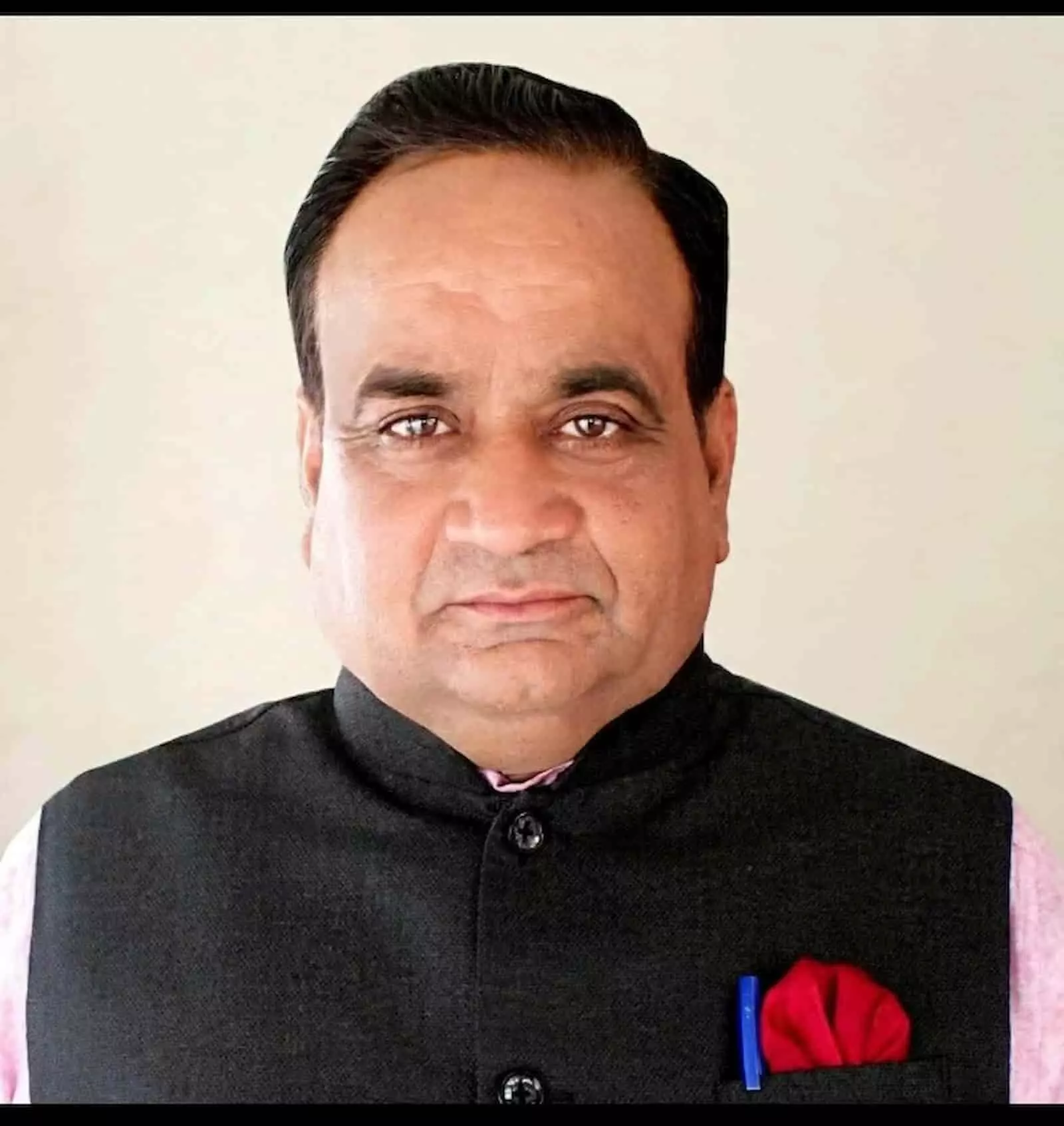 तस्वीर में एक व्यक्ति काले रंग की नेहरू जैकेट पहने हुए सीधे कैमरे की तरफ देख रहे हैं। तस्वीर में एक व्यक्ति काले रंग की नेहरू जैकेट पहने हुए सीधे कैमरे की तरफ देख रहे हैं।