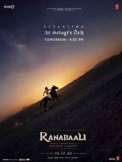 तस्वीर में अभिनेता विजय देवरकोंडा ऊबड़-खाबड़ जमीन पर घोड़े पर सवार होकर सूर्यास्त के समय जा रहे हैं। तस्वीर में अभिनेता विजय देवरकोंडा ऊबड़-खाबड़ जमीन पर घोड़े पर सवार होकर सूर्यास्त के समय जा रहे हैं।