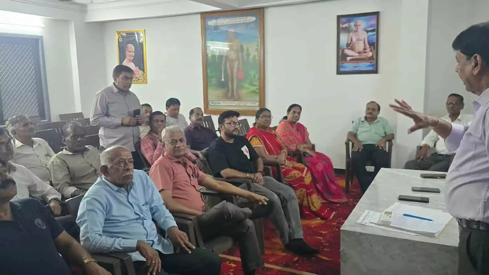 तस्वीर में दिगंबर जैन समाज की बैठक में एक व्यक्ति बोलते हुए और अन्य लोग सुनते दिख रहे हैं। तस्वीर में दिगंबर जैन समाज की बैठक में एक व्यक्ति बोलते हुए और अन्य लोग सुनते दिख रहे हैं।