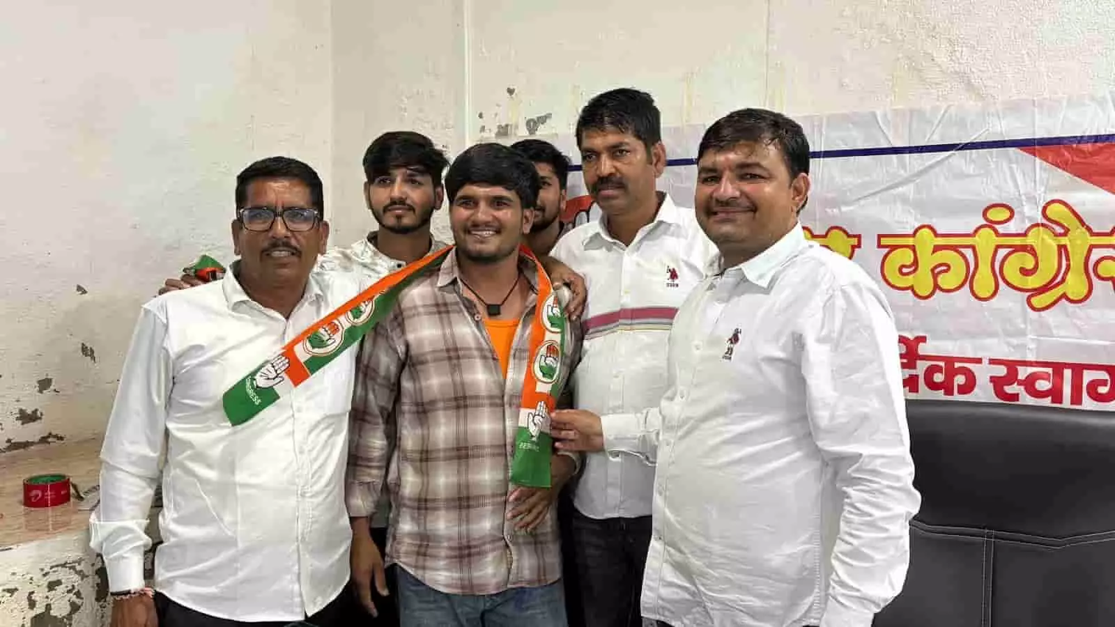 तस्वीर में बाईं ओर खड़े पदाधिकारी और बद्रीलाल जाट युवक को कांग्रेस का दुपट्टा पहना रहे हैं। तस्वीर में बाईं ओर खड़े पदाधिकारी और बद्रीलाल जाट युवक को कांग्रेस का दुपट्टा पहना रहे हैं।