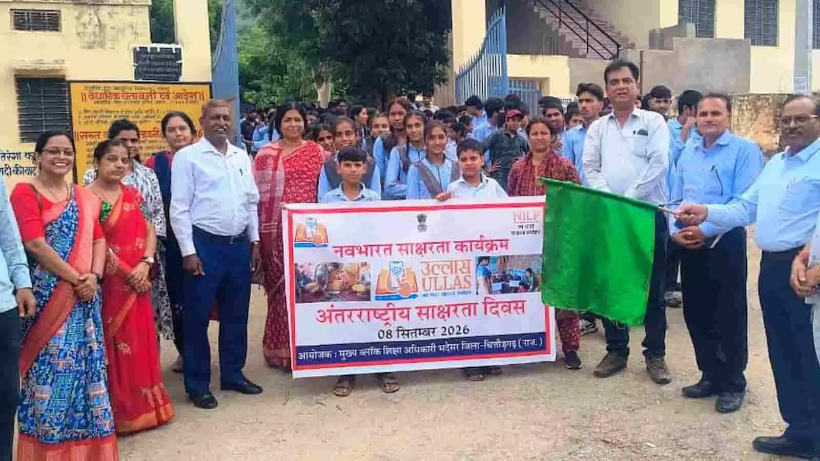 भदेसर विद्यालय के बाहर साक्षरता रैली को हरी झंडी दिखाते अधिकारी और विद्यार्थी। भदेसर विद्यालय के बाहर साक्षरता रैली को हरी झंडी दिखाते अधिकारी और विद्यार्थी।