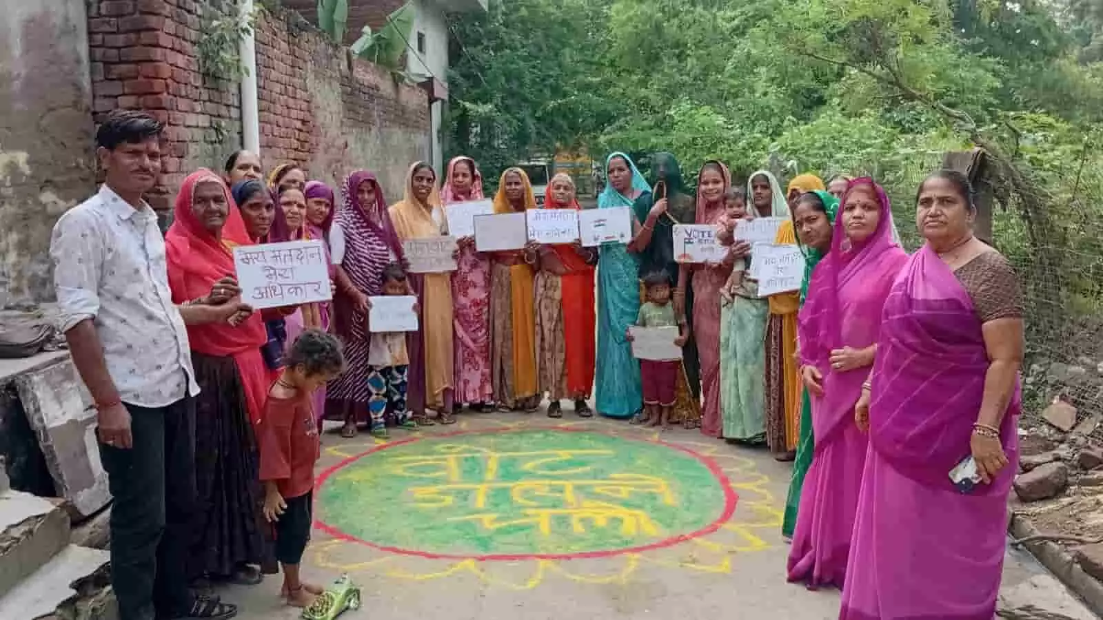 तस्वीर में आकोला गांव में रंगोली के पास खड़े होकर पोस्टर दिखाते आंगनवाड़ी कार्यकर्ता और ग्रामीण। तस्वीर में आकोला गांव में रंगोली के पास खड़े होकर पोस्टर दिखाते आंगनवाड़ी कार्यकर्ता और ग्रामीण।