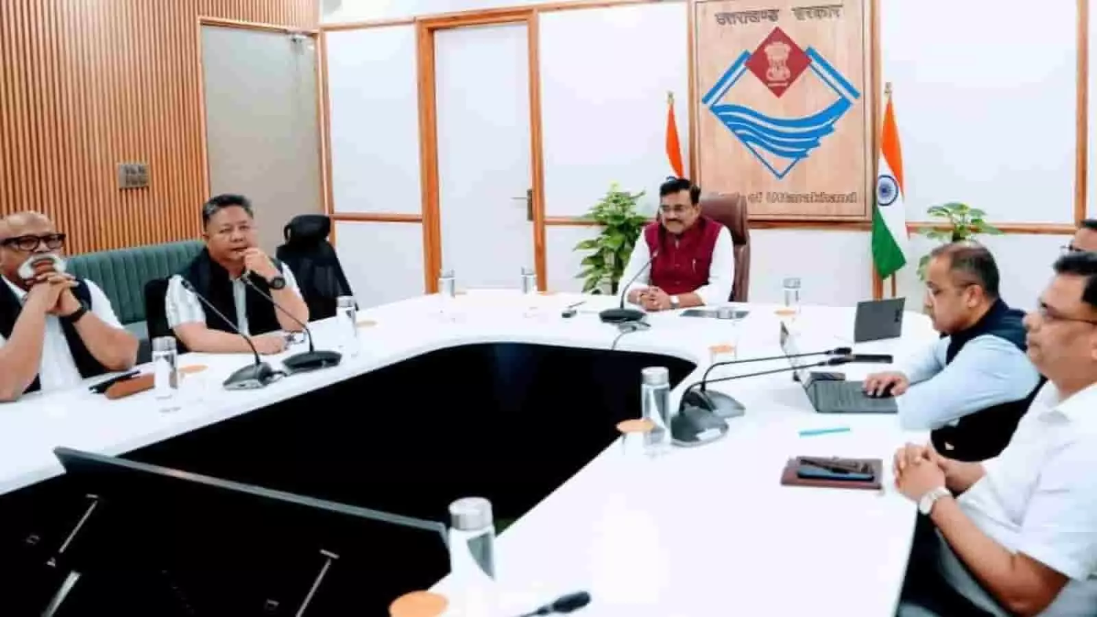 तस्वीर में सचिवालय के कॉन्फ्रेंस हॉल में मुख्य सचिव आनन्द बर्द्धन अधिकारियों के साथ बैठक करते दिख रहे हैं। तस्वीर में सचिवालय के कॉन्फ्रेंस हॉल में मुख्य सचिव आनन्द बर्द्धन अधिकारियों के साथ बैठक करते दिख रहे हैं।