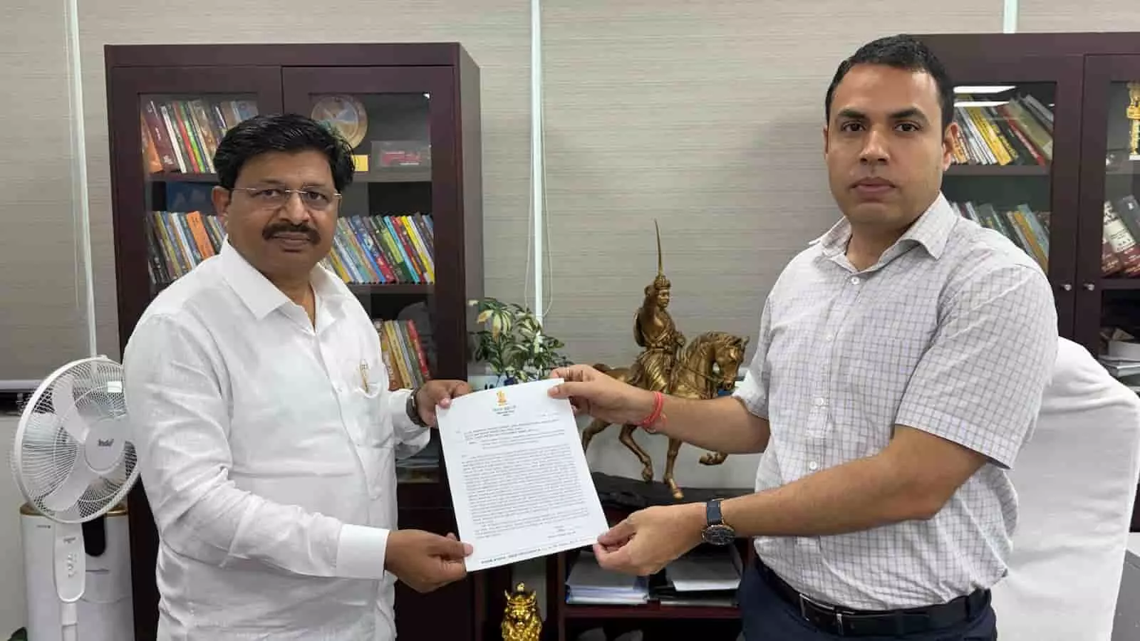 तस्वीर में बाईं ओर खड़े विलास तरे दाईं ओर खड़े आयुक्त को एक दस्तावेज दे रहे हैं। तस्वीर में बाईं ओर खड़े विलास तरे दाईं ओर खड़े आयुक्त को एक दस्तावेज दे रहे हैं।