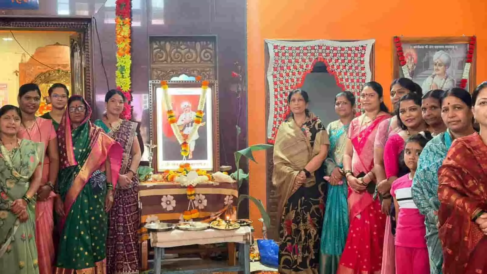 संत सेना महाराज की तस्वीर के पास मुरगूड के विठ्ठल मंदिर में एकत्रित महिलाएं और लोग। संत सेना महाराज की तस्वीर के पास मुरगूड के विठ्ठल मंदिर में एकत्रित महिलाएं और लोग।