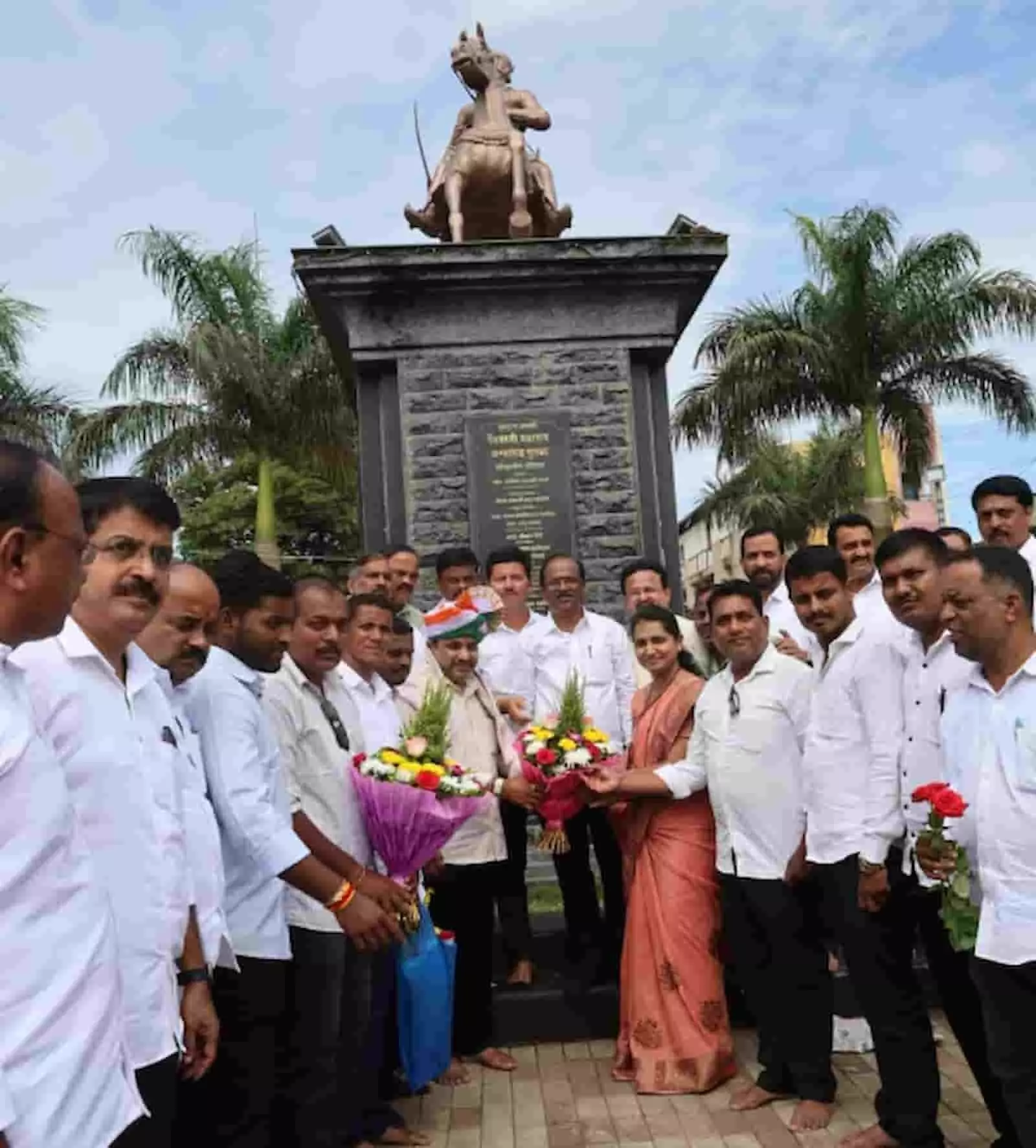 तस्वीर में विधायक सतेज पाटिल मुरगूड में छत्रपति शिवाजी महाराज की प्रतिमा के समक्ष खड़े होकर कार्यकर्ताओं से घिरे हुए हैं। तस्वीर में विधायक सतेज पाटिल मुरगूड में छत्रपति शिवाजी महाराज की प्रतिमा के समक्ष खड़े होकर कार्यकर्ताओं से घिरे हुए हैं।