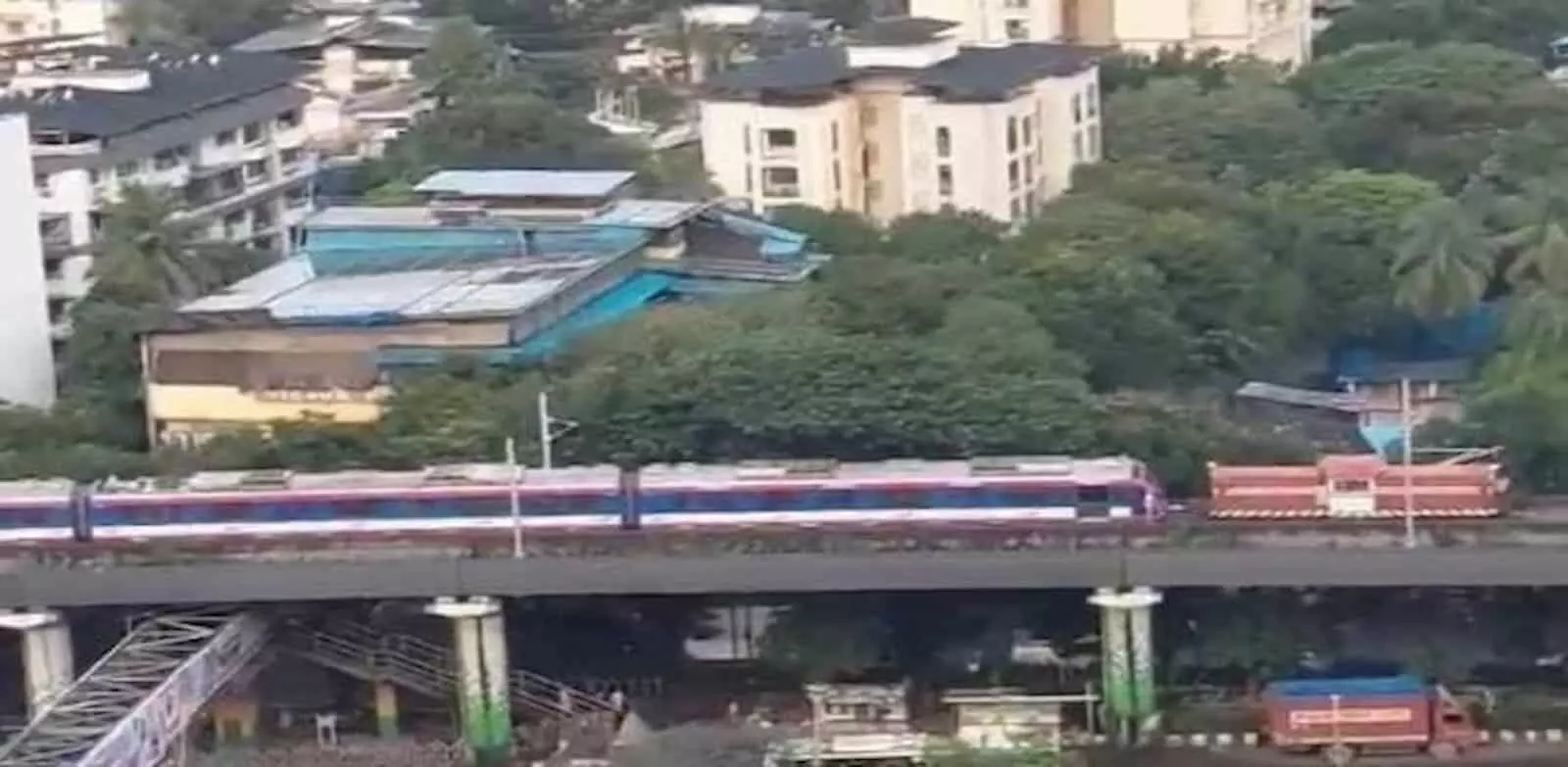 तस्वीर में दिख रही मेट्रो ट्रेन हरी-भरी इमारतों के बीच एलिवेटेड ट्रैक पर गुजर रही है। तस्वीर में दिख रही मेट्रो ट्रेन हरी-भरी इमारतों के बीच एलिवेटेड ट्रैक पर गुजर रही है।