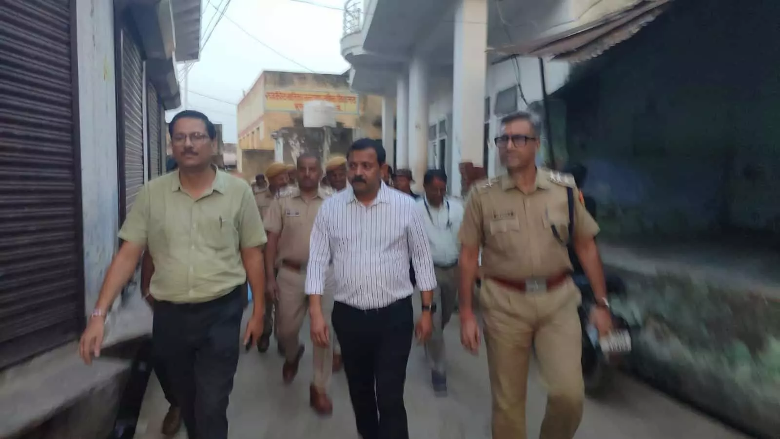 तस्वीर में बाएं से दाएं प्रशासनिक अधिकारी और पुलिसकर्मी सड़क पर चलते हुए मतदान केंद्रों का निरीक्षण कर रहे हैं। तस्वीर में बाएं से दाएं प्रशासनिक अधिकारी और पुलिसकर्मी सड़क पर चलते हुए मतदान केंद्रों का निरीक्षण कर रहे हैं।