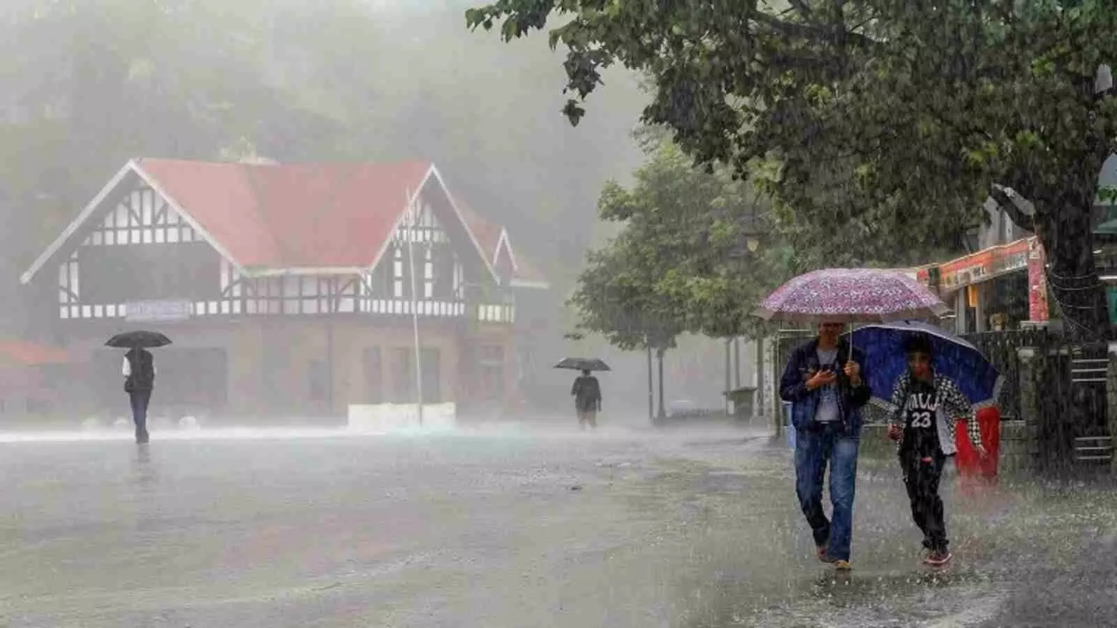 मूसलाधार बारिश और धुंध के बीच उत्तराखंड में मौसम विभाग की चेतावनी के बाद सतर्कता बरतते नागरिक। मूसलाधार बारिश और धुंध के बीच उत्तराखंड में मौसम विभाग की चेतावनी के बाद सतर्कता बरतते नागरिक।