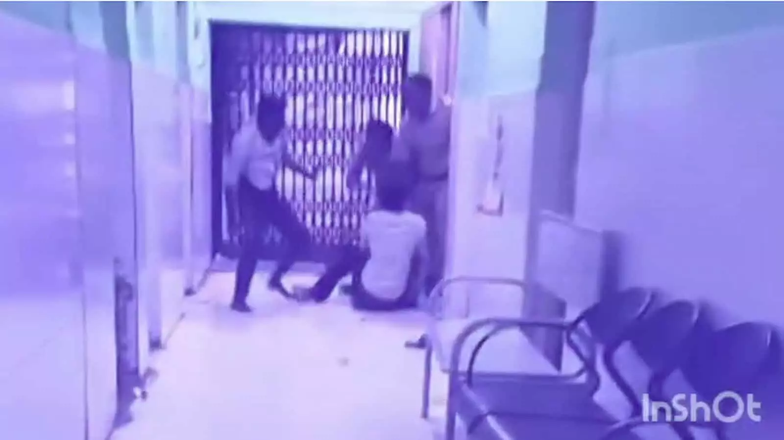 तस्वीर में अस्पताल के गलियारे में गेट के पास पुलिसकर्मी एक व्यक्ति को पकड़े हुए दिख रहे हैं। तस्वीर में अस्पताल के गलियारे में गेट के पास पुलिसकर्मी एक व्यक्ति को पकड़े हुए दिख रहे हैं।