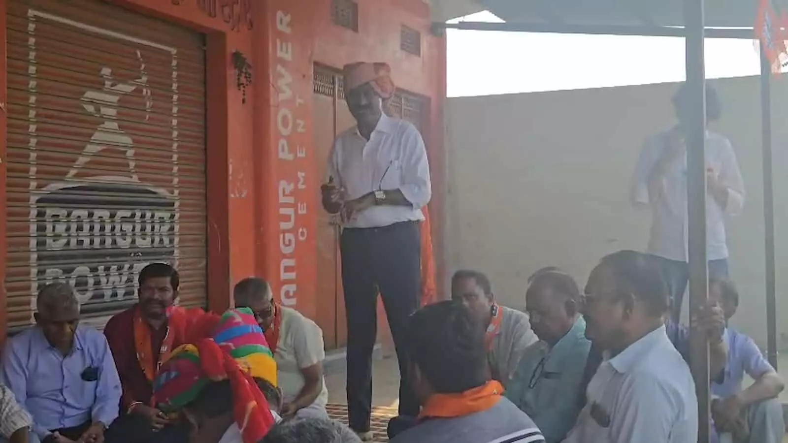 तस्वीर में भीम विधायक हरिसिंह रावत राजसमंद में आयोजित बैठक के दौरान कार्यकर्ताओं को संबोधित करते हुए। तस्वीर में भीम विधायक हरिसिंह रावत राजसमंद में आयोजित बैठक के दौरान कार्यकर्ताओं को संबोधित करते हुए।