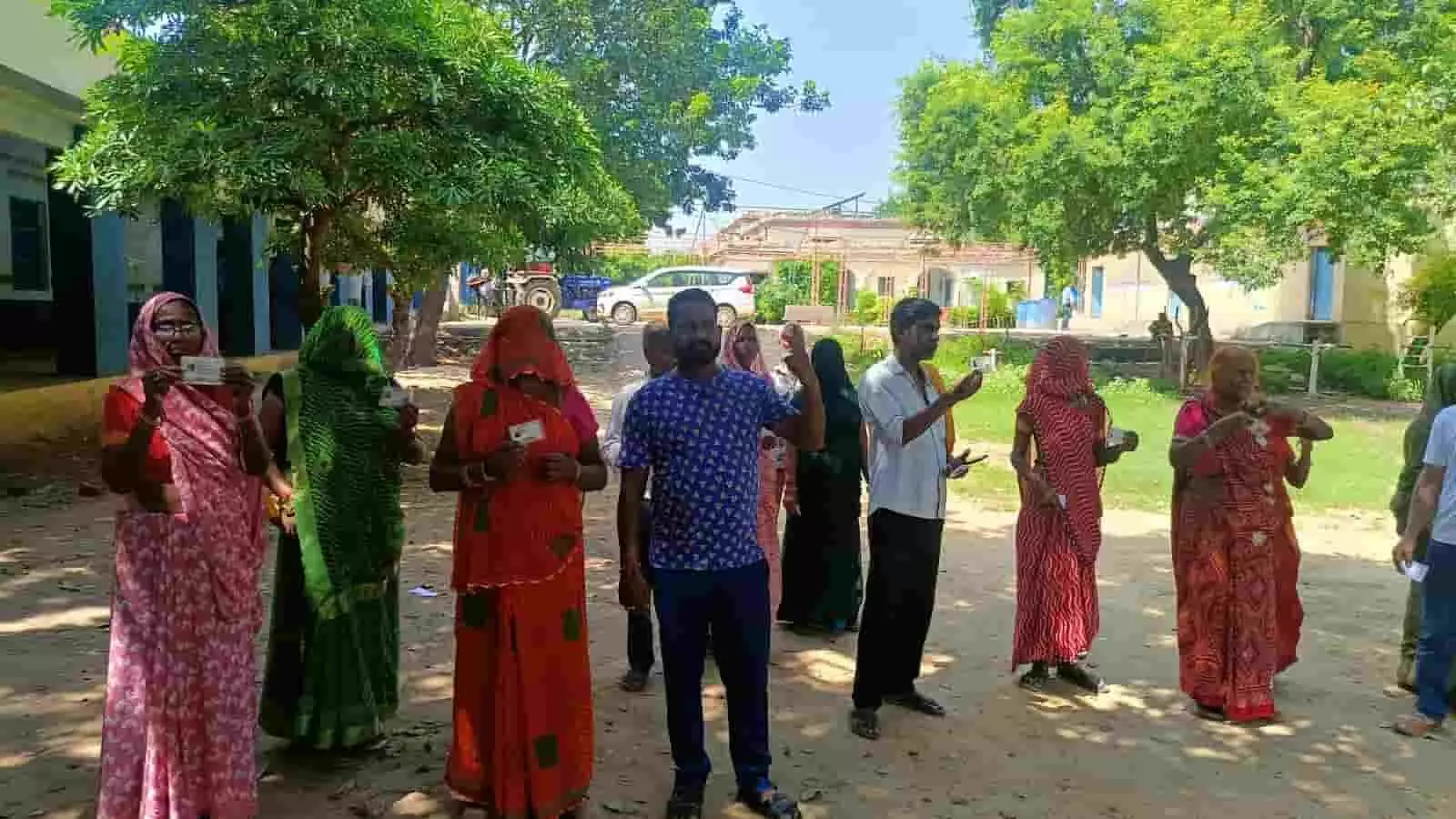 तस्वीर में महिलाएं और पुरुष मतदाता भुसावर में मतदान केंद्र के बाहर खड़े होकर अपनी आईडी दिखा रहे हैं। तस्वीर में महिलाएं और पुरुष मतदाता भुसावर में मतदान केंद्र के बाहर खड़े होकर अपनी आईडी दिखा रहे हैं।