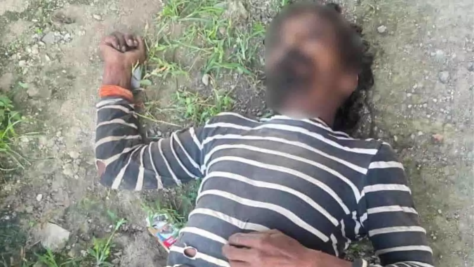 तस्वीर में काले और सफेद धारियों वाली शर्ट पहने एक व्यक्ति जमीन पर लेटा हुआ है। तस्वीर में काले और सफेद धारियों वाली शर्ट पहने एक व्यक्ति जमीन पर लेटा हुआ है।