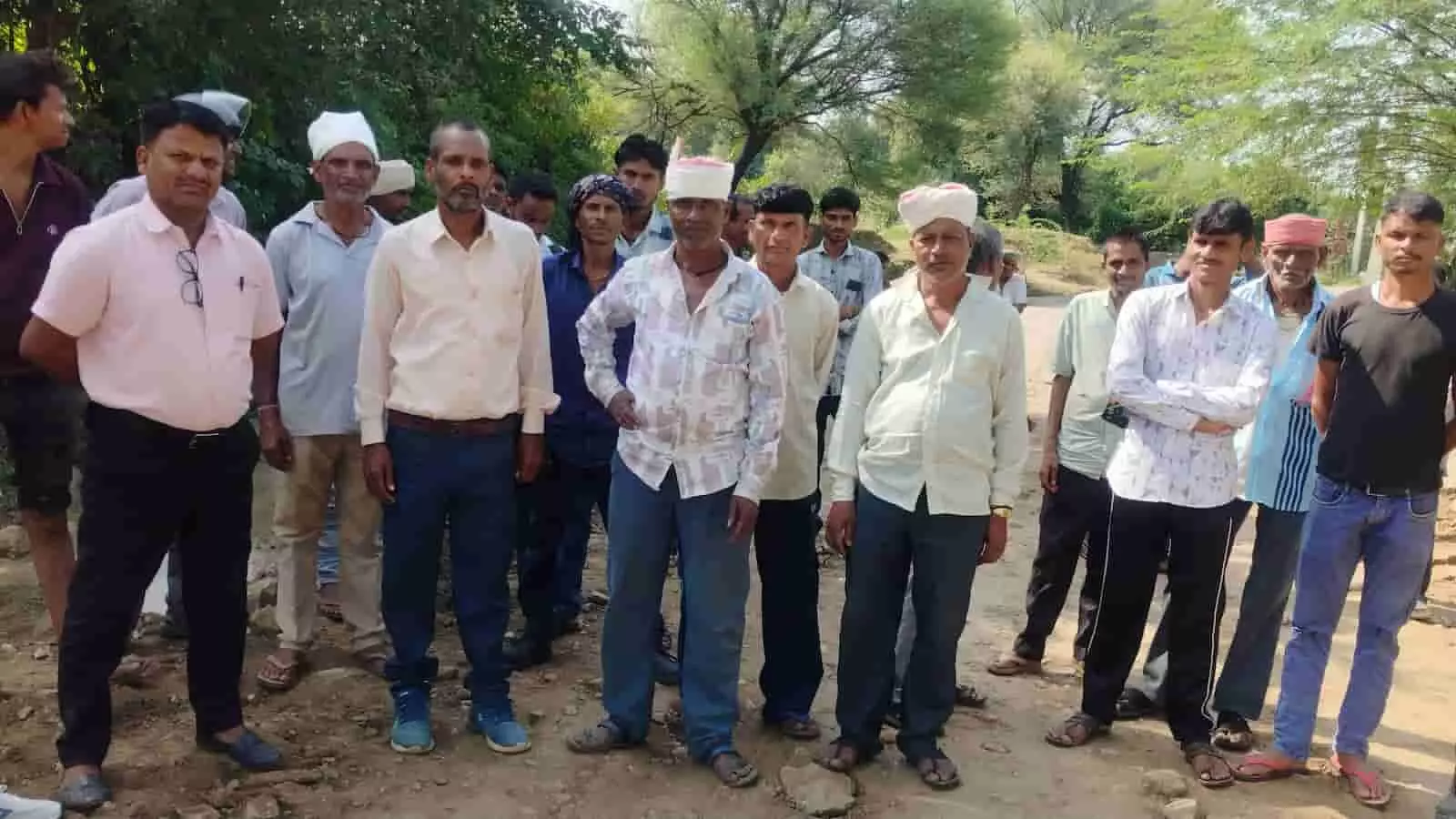 तस्वीर में दिख रही जगह पर प्रवीण परमार और ग्रामीण पुल निर्माण स्थल पर खड़े हैं। तस्वीर में दिख रही जगह पर प्रवीण परमार और ग्रामीण पुल निर्माण स्थल पर खड़े हैं।
