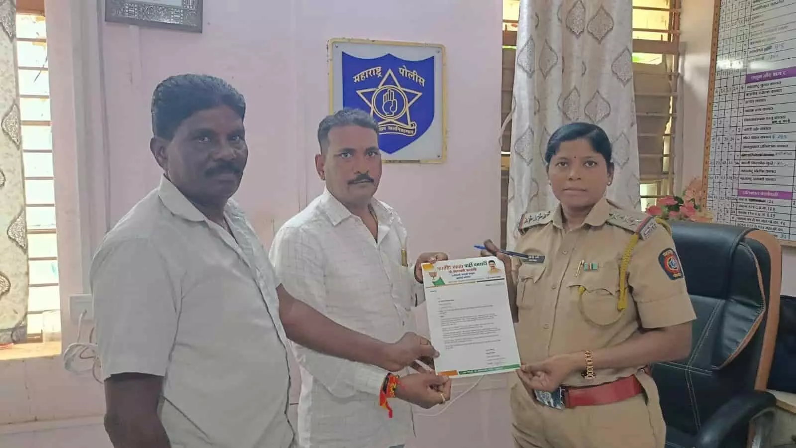 तस्वीर में बाएं से दाएं खड़े दो पुरुष कोरपणा पुलिस स्टेशन में एक महिला पुलिसकर्मी को लिखित ज्ञापन सौंप रहे हैं। तस्वीर में बाएं से दाएं खड़े दो पुरुष कोरपणा पुलिस स्टेशन में एक महिला पुलिसकर्मी को लिखित ज्ञापन सौंप रहे हैं।
