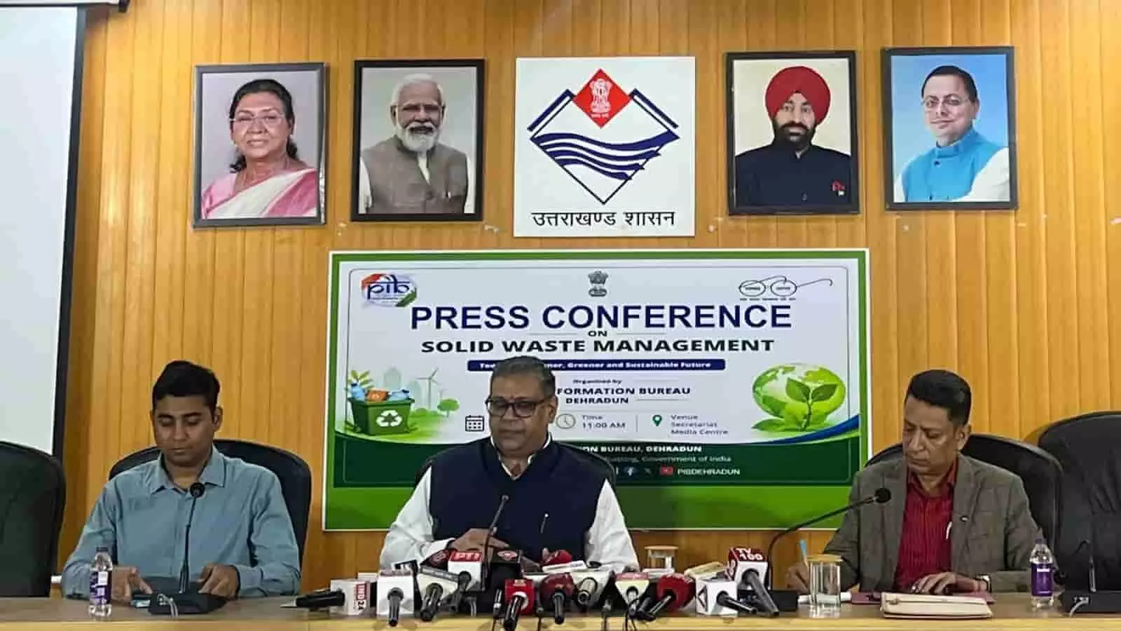 तस्वीर में डॉ. पराग मधुकर धकाते अन्य अधिकारियों के साथ प्रेस कॉन्फ्रेंस को संबोधित करते हुए। तस्वीर में डॉ. पराग मधुकर धकाते अन्य अधिकारियों के साथ प्रेस कॉन्फ्रेंस को संबोधित करते हुए।