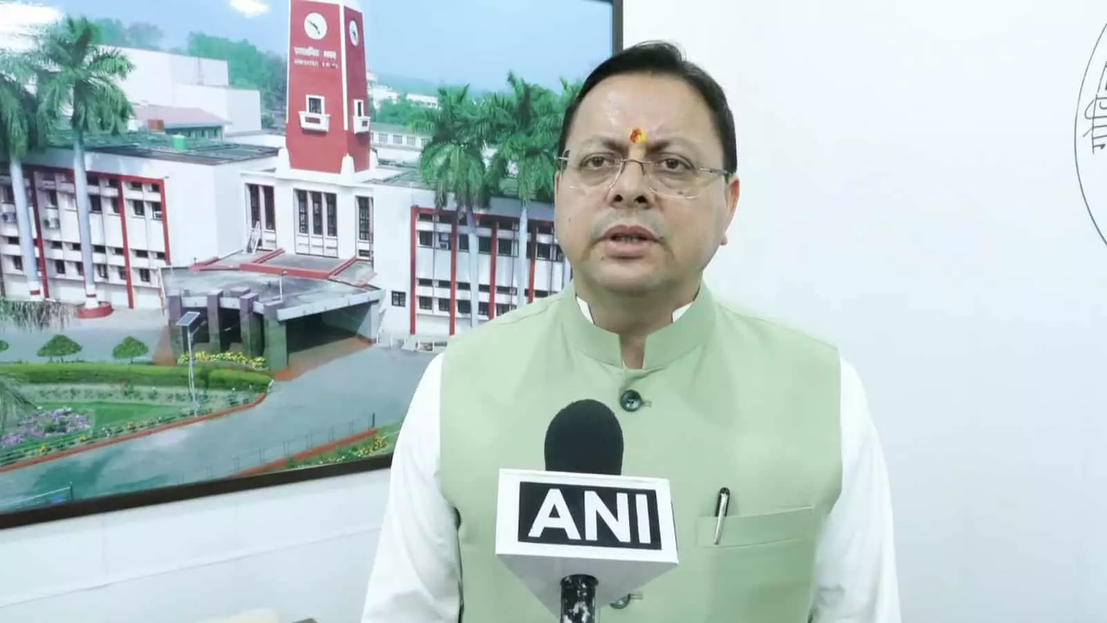 तस्वीर में दिख रहे उत्तराखंड के मुख्यमंत्री पुष्कर सिंह धामी माइक पर अपना बयान दे रहे हैं। तस्वीर में दिख रहे उत्तराखंड के मुख्यमंत्री पुष्कर सिंह धामी माइक पर अपना बयान दे रहे हैं।