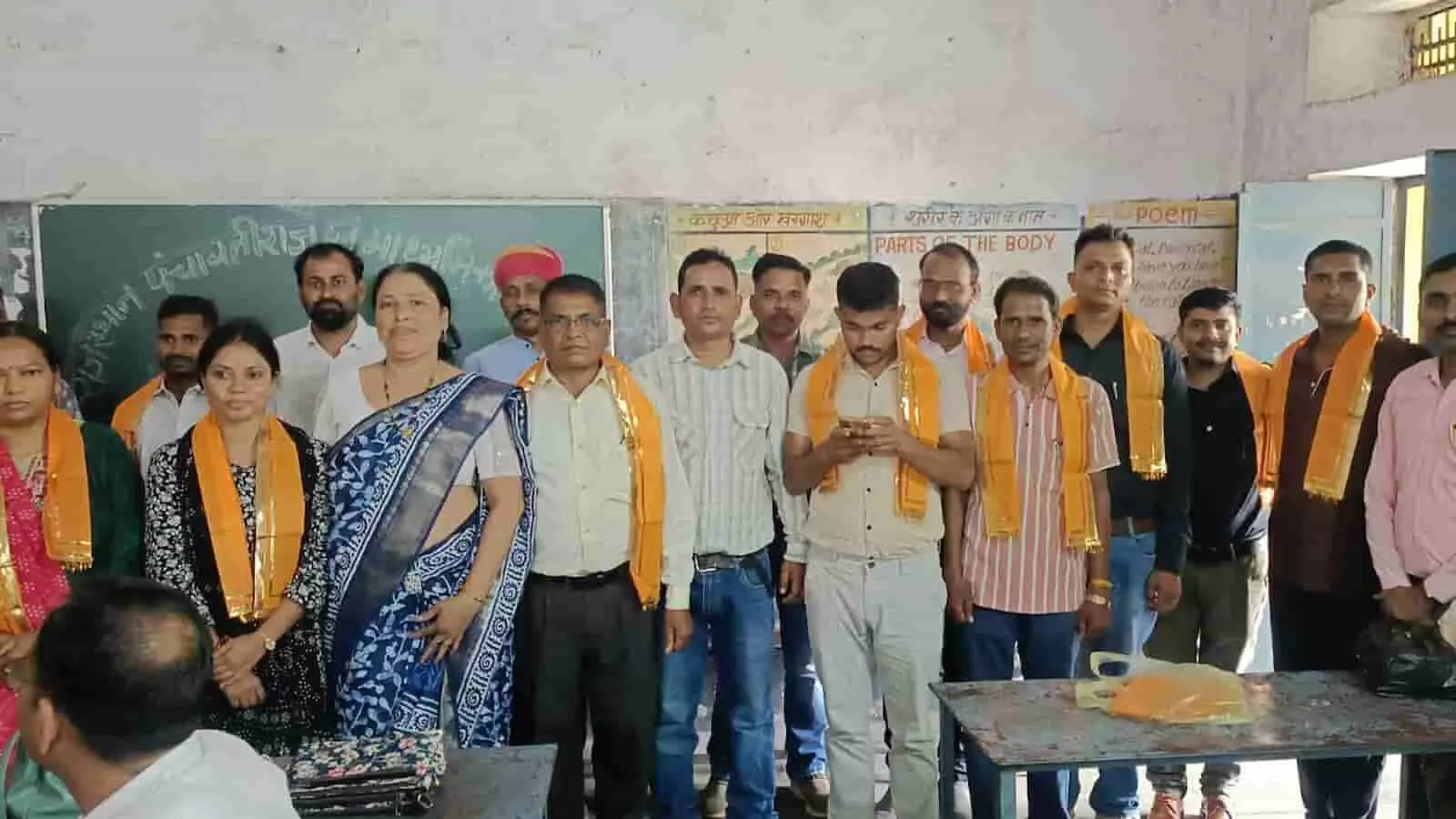 कमरे में खड़े राजस्थान पंचायती राज एवं माध्यमिक शिक्षक संघ के नवनिर्वाचित पदाधिकारी। कमरे में खड़े राजस्थान पंचायती राज एवं माध्यमिक शिक्षक संघ के नवनिर्वाचित पदाधिकारी।