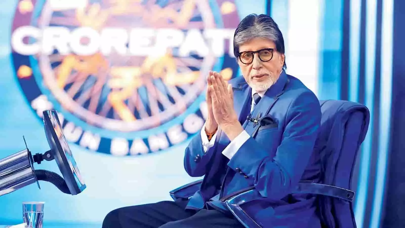 तस्वीर में अभिनेता अमिताभ बच्चन कौन बनेगा करोड़पति के सेट पर हाथ जोड़े बैठे दिख रहे हैं। तस्वीर में अभिनेता अमिताभ बच्चन कौन बनेगा करोड़पति के सेट पर हाथ जोड़े बैठे दिख रहे हैं।