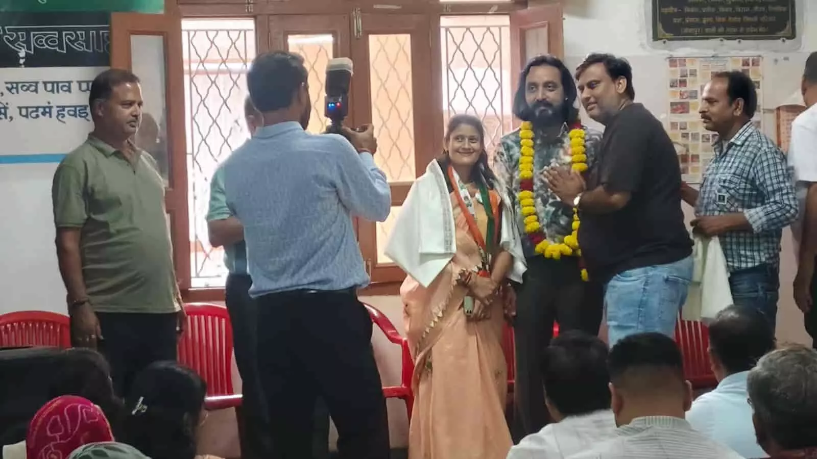तस्वीर में माला पहने ललिता सांखला अन्य समर्थकों के साथ कमरे में खड़ी नजर आ रही हैं। तस्वीर में माला पहने ललिता सांखला अन्य समर्थकों के साथ कमरे में खड़ी नजर आ रही हैं।