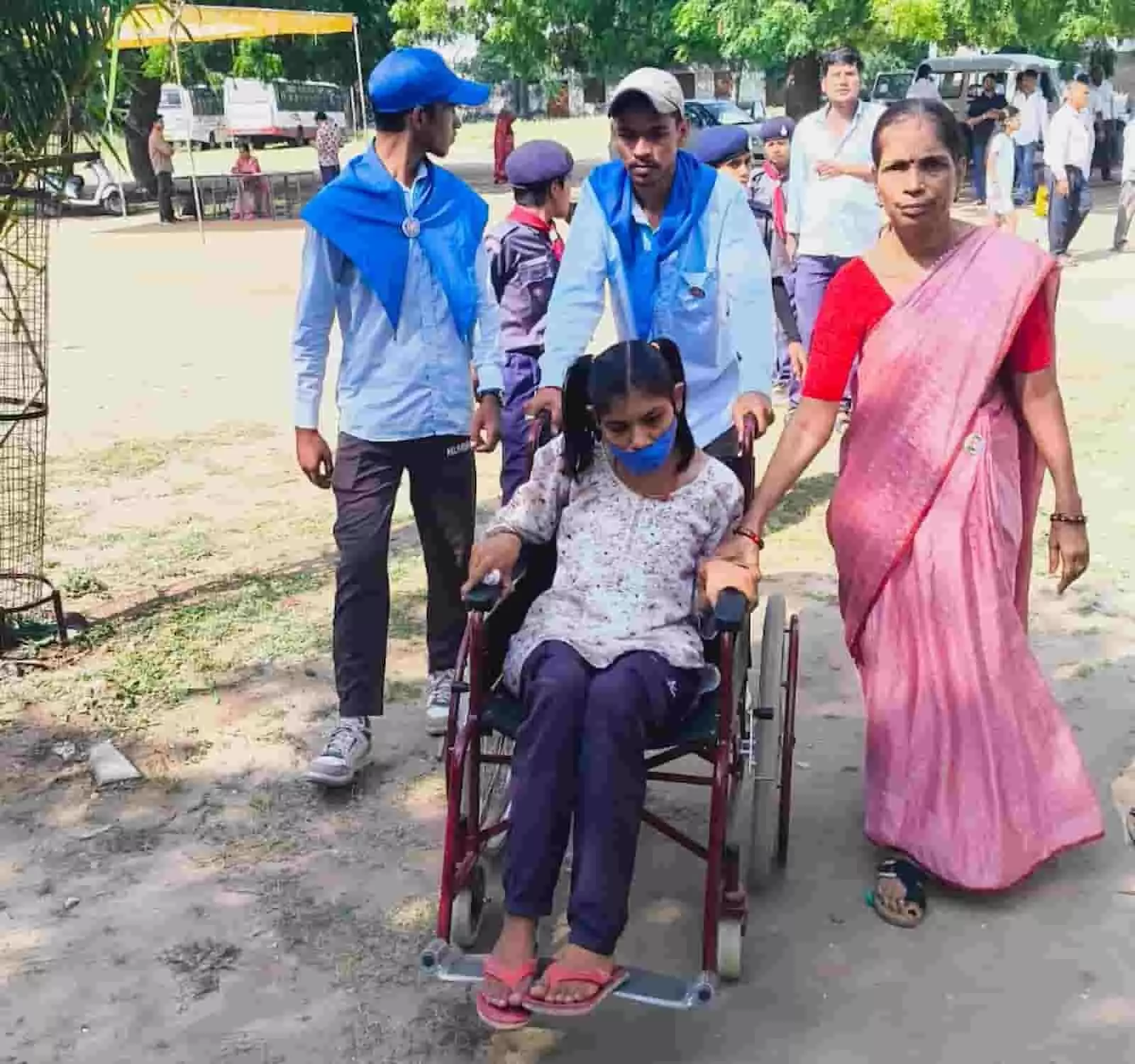तस्वीर में स्काउट-गाइड वॉलेंटियर्स और एक महिला दिव्यांग युवती की व्हीलचेयर ले जाते हुए दिखाई दे रहे हैं। तस्वीर में स्काउट-गाइड वॉलेंटियर्स और एक महिला दिव्यांग युवती की व्हीलचेयर ले जाते हुए दिखाई दे रहे हैं।