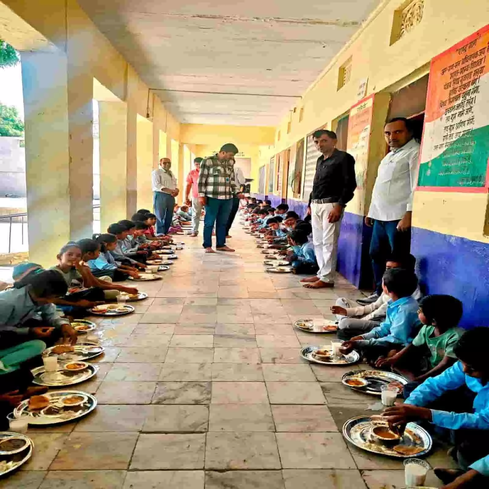 तस्वीर में दिख रही राजकीय विद्यालय मटूनिया के बरामदे की फर्श पर बैठकर भोजन करते स्कूली बच्चे और पास खड़े शिक्षक। तस्वीर में दिख रही राजकीय विद्यालय मटूनिया के बरामदे की फर्श पर बैठकर भोजन करते स्कूली बच्चे और पास खड़े शिक्षक।