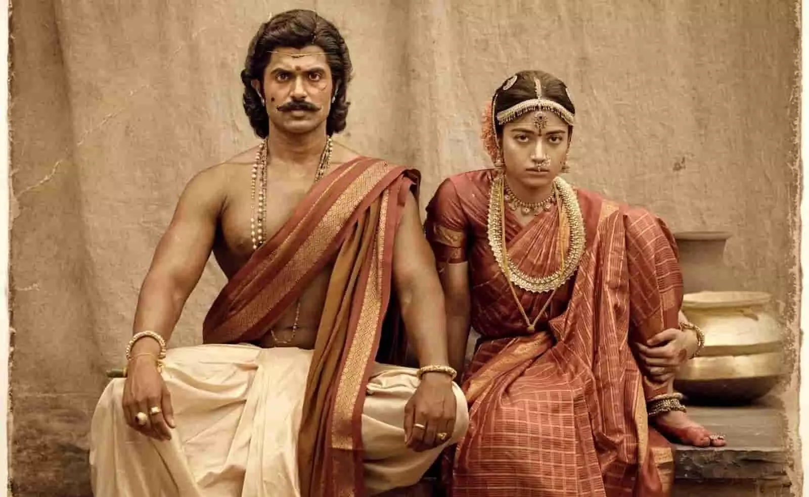 तस्वीर में दिख रही ऑन-स्क्रीन जोड़ी विजय देवरकोंडा और रश्मिका मंदाना पारम्परिक परिधान में साथ बैठे हैं। तस्वीर में दिख रही ऑन-स्क्रीन जोड़ी विजय देवरकोंडा और रश्मिका मंदाना पारम्परिक परिधान में साथ बैठे हैं।