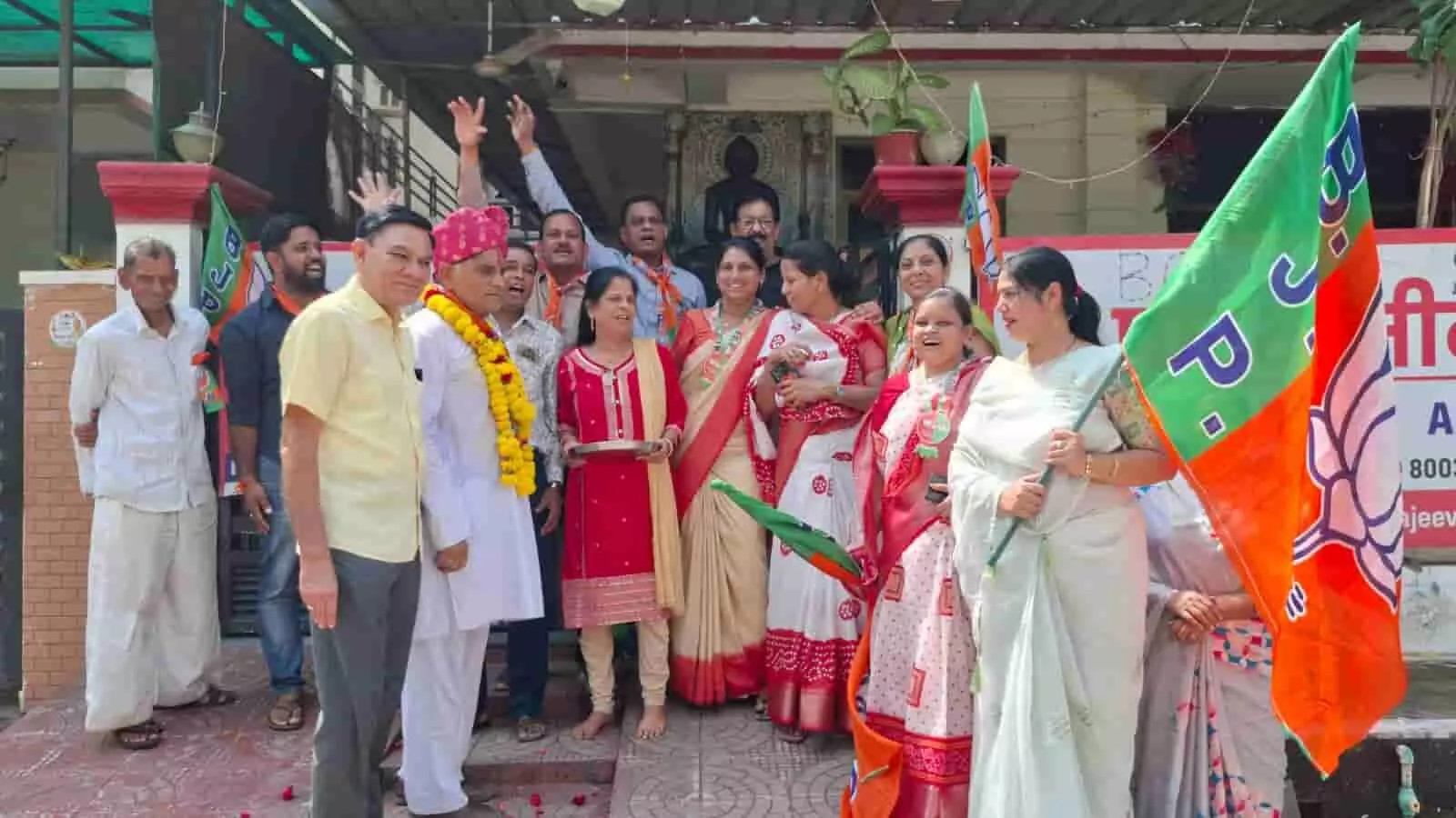 तस्वीर में दिख रही एक महिला माला पहने मिलाप चंद्र जैन का आरती की थाली से स्वागत कर रही है। तस्वीर में दिख रही एक महिला माला पहने मिलाप चंद्र जैन का आरती की थाली से स्वागत कर रही है।