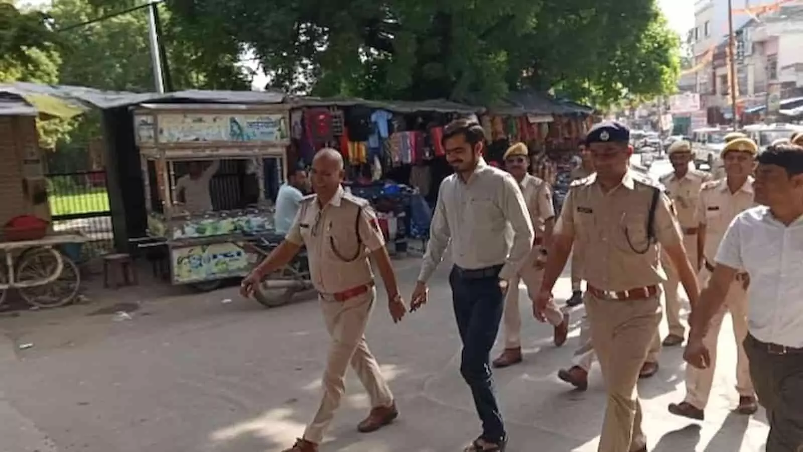 तस्वीर में दिख रही मुख्य सड़क पर पुलिस बल के साथ प्रशासनिक अधिकारी गश्त लगाते हुए आगे बढ़ रहे हैं। तस्वीर में दिख रही मुख्य सड़क पर पुलिस बल के साथ प्रशासनिक अधिकारी गश्त लगाते हुए आगे बढ़ रहे हैं।