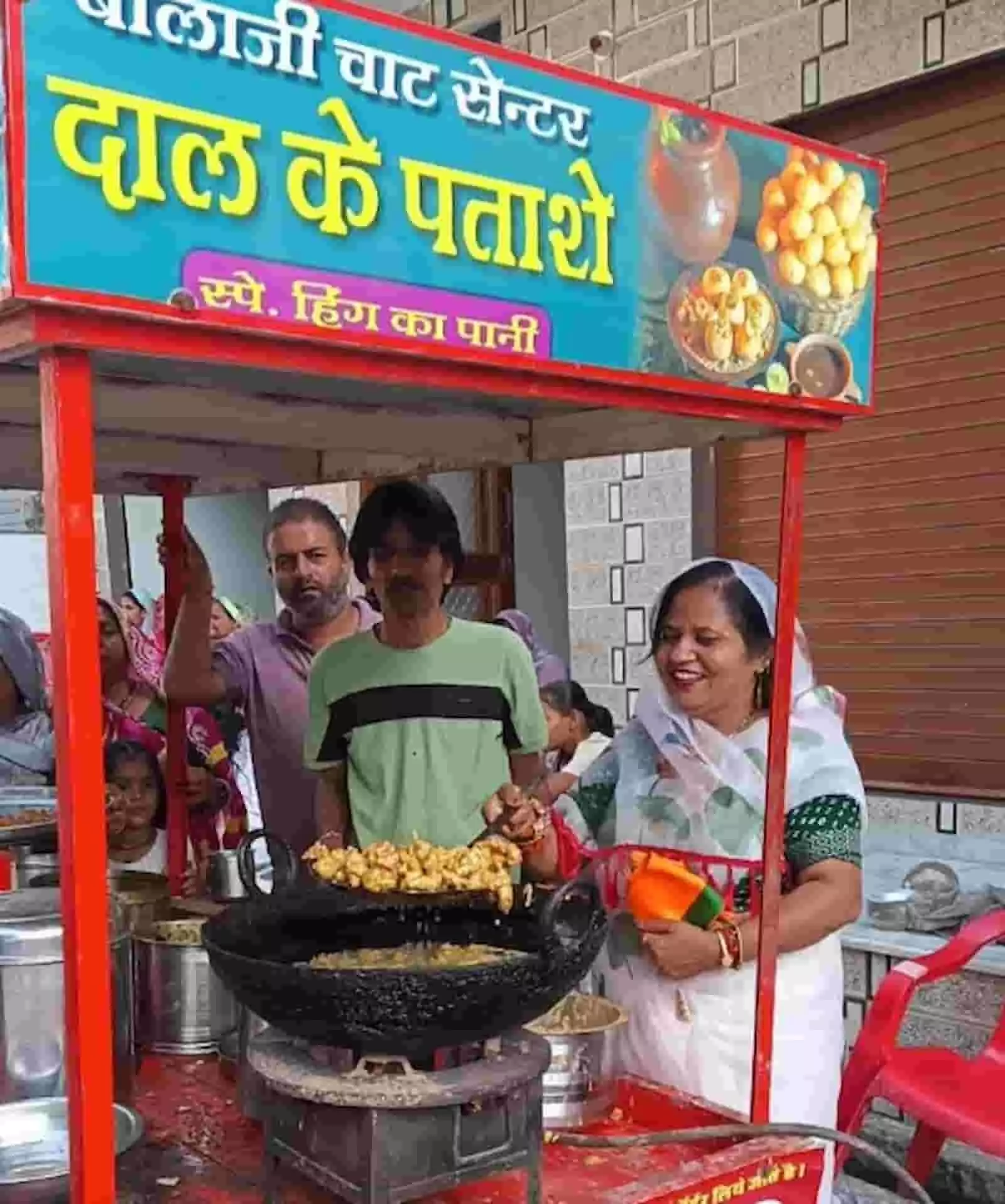 तस्वीर में भाजपा प्रत्याशी दया माली भीलवाड़ा में ठेले पर पकोड़े तलती दिख रही हैं। तस्वीर में भाजपा प्रत्याशी दया माली भीलवाड़ा में ठेले पर पकोड़े तलती दिख रही हैं।