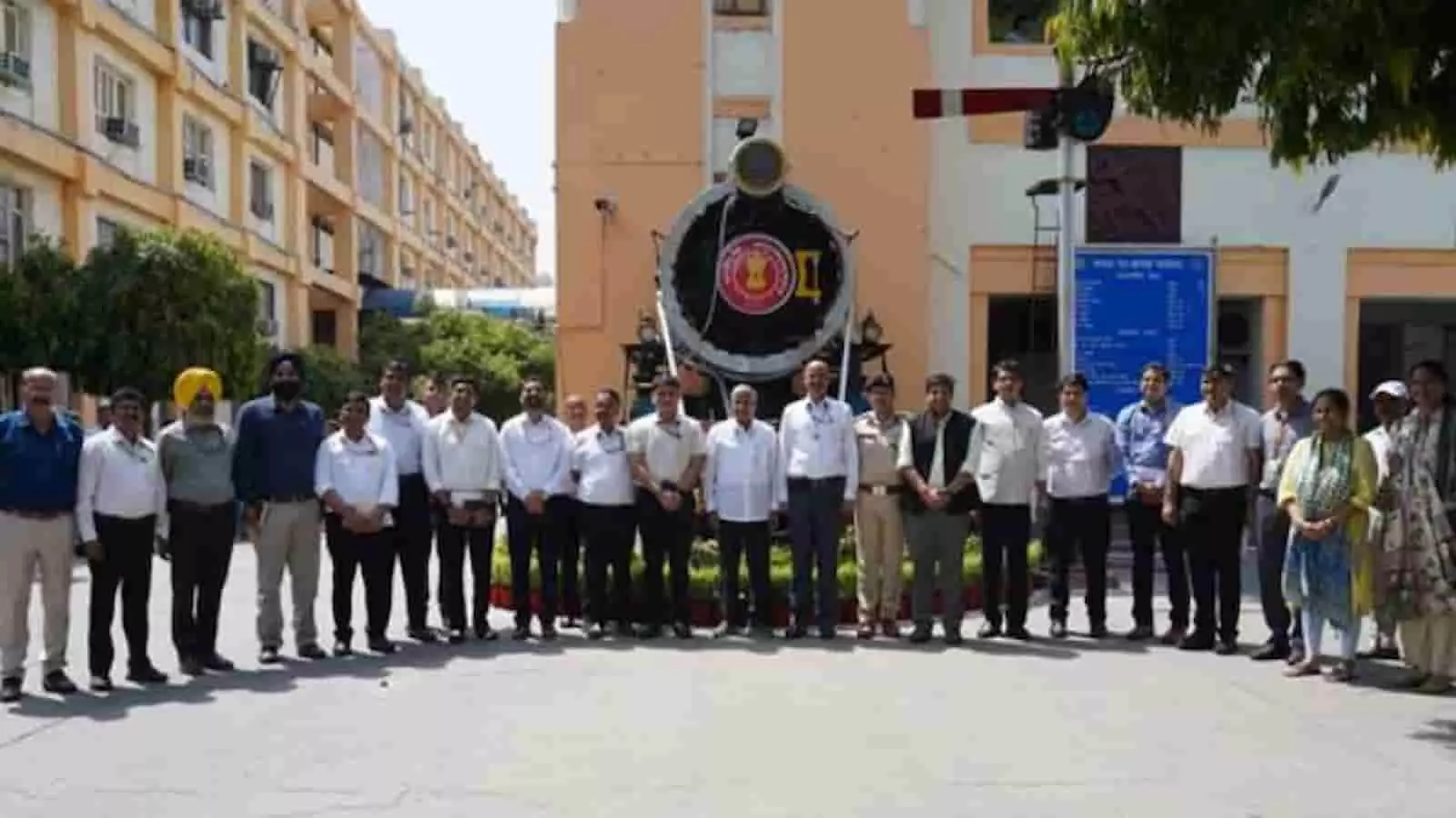दिल्ली मंडल कार्यालय के बाहर रेल अधिकारियों और कर्मचारियों का समूह खड़ा है। दिल्ली मंडल कार्यालय के बाहर रेल अधिकारियों और कर्मचारियों का समूह खड़ा है।