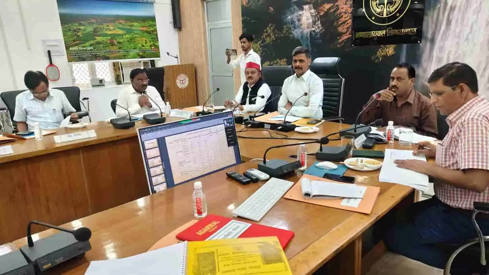 तस्वीर में मंडलायुक्त सभागार मीरजापुर में बैठक के दौरान अधिकारी और जनप्रतिनिधि बैठे हुए दिख रहे हैं। तस्वीर में मंडलायुक्त सभागार मीरजापुर में बैठक के दौरान अधिकारी और जनप्रतिनिधि बैठे हुए दिख रहे हैं।