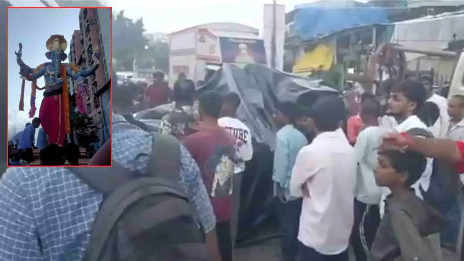 तस्वीर में कुर्ला सड़क हादसे के बाद भगवान गणेश की पलटी हुई मूर्ति और जुटी भीड़ दिख रही है। तस्वीर में कुर्ला सड़क हादसे के बाद भगवान गणेश की पलटी हुई मूर्ति और जुटी भीड़ दिख रही है।