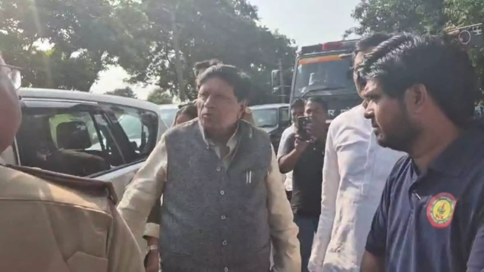 तस्वीर में बाएं से दाएं खड़े पुलिसकर्मी, सपा सांसद रामजीलाल सुमन और अन्य लोग बातचीत कर रहे हैं। तस्वीर में बाएं से दाएं खड़े पुलिसकर्मी, सपा सांसद रामजीलाल सुमन और अन्य लोग बातचीत कर रहे हैं।