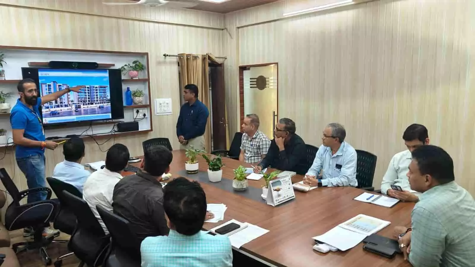 देहरादून में राज्य संपत्ति विभाग की समीक्षा बैठक के दौरान प्रस्तुतीकरण देखते डॉ. आर. राजेश कुमार। देहरादून में राज्य संपत्ति विभाग की समीक्षा बैठक के दौरान प्रस्तुतीकरण देखते डॉ. आर. राजेश कुमार।