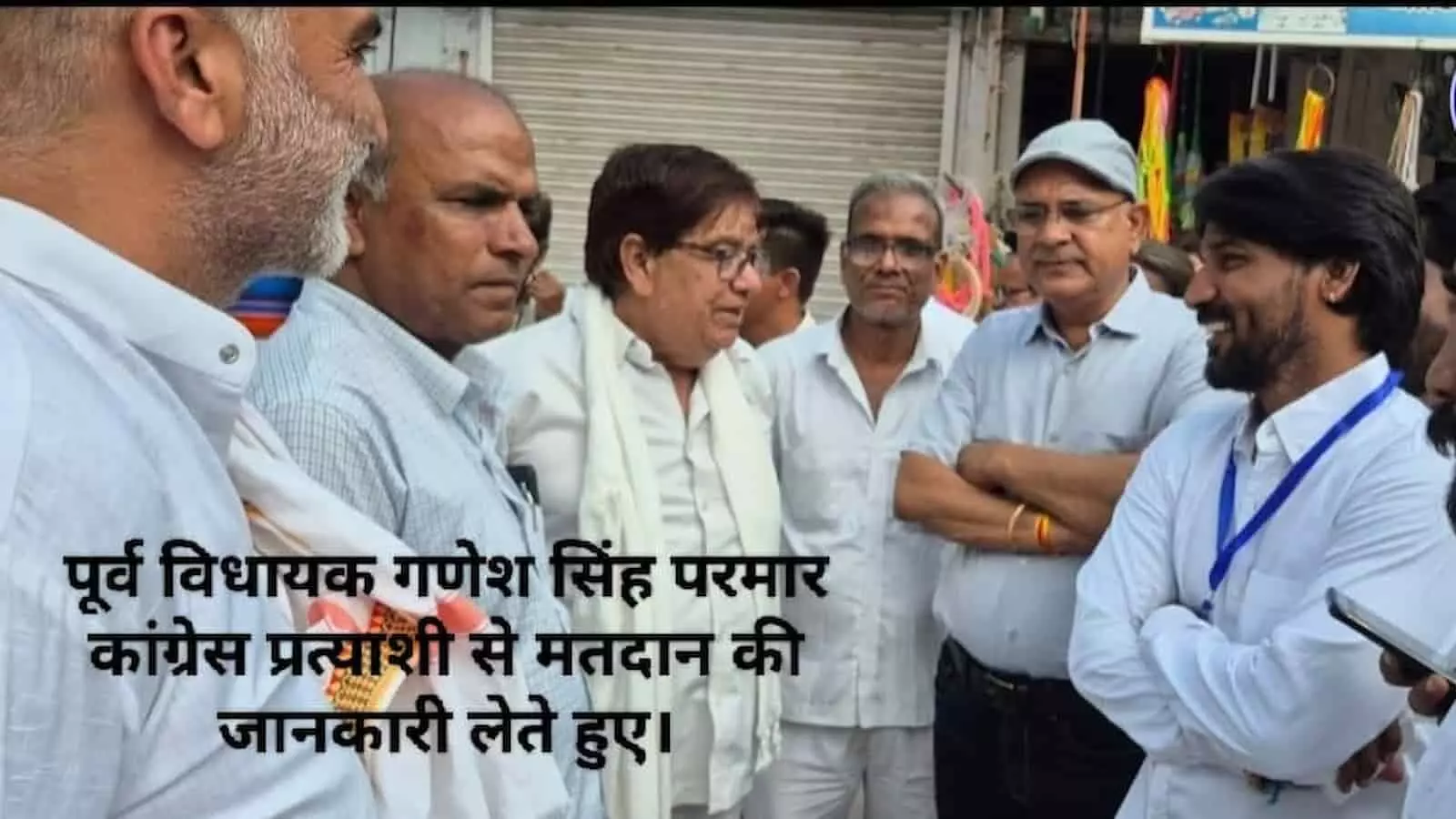 तस्वीर में बाएं से दाएं बैठे विधायक सुरेन्द्र सिंह राठौड़ और अन्य लोग आमेट में चर्चा कर रहे हैं। तस्वीर में बाएं से दाएं बैठे विधायक सुरेन्द्र सिंह राठौड़ और अन्य लोग आमेट में चर्चा कर रहे हैं।