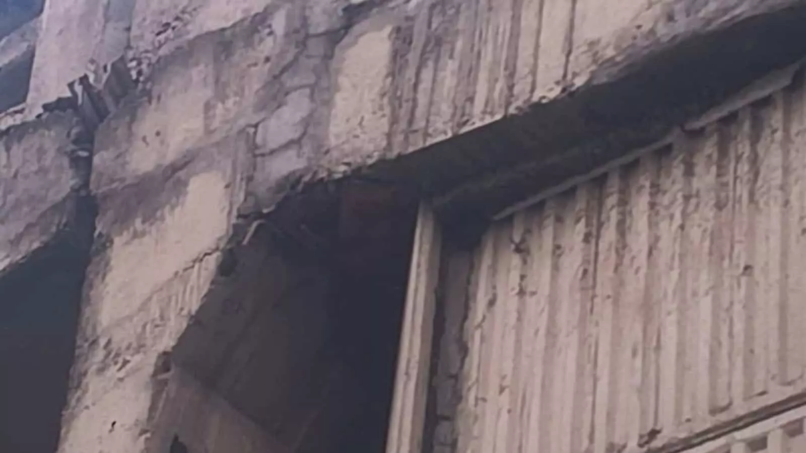 तस्वीर में केलवा ब्रिज की कंक्रीट संरचना में आई दरारें और क्षतिग्रस्त हिस्सा नजर आ रहा है। तस्वीर में केलवा ब्रिज की कंक्रीट संरचना में आई दरारें और क्षतिग्रस्त हिस्सा नजर आ रहा है।