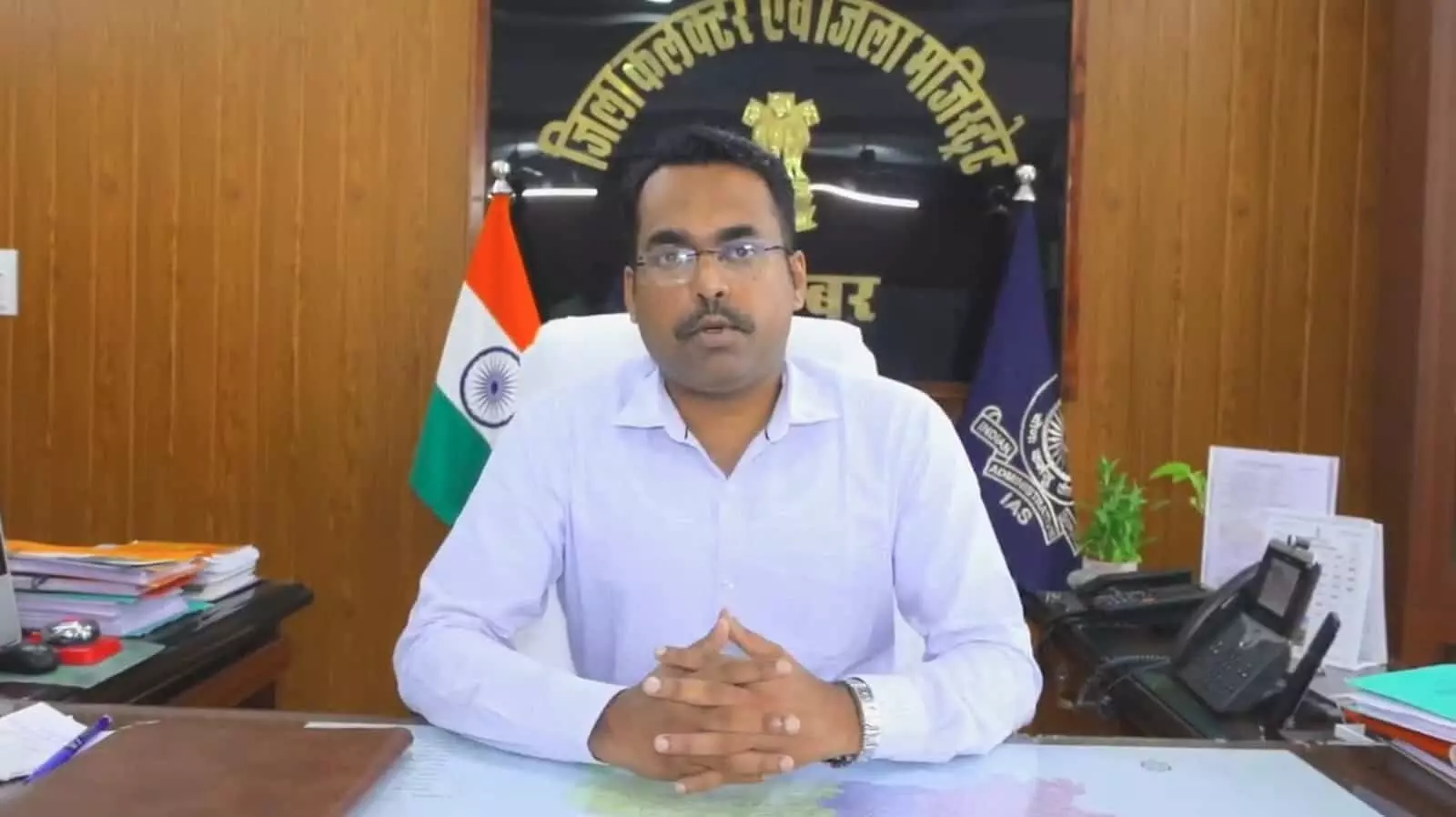 तस्वीर में दिख रहे अधिकारी सलूंबर कार्यालय में राष्ट्रीय ध्वज के पास बैठे हैं। तस्वीर में दिख रहे अधिकारी सलूंबर कार्यालय में राष्ट्रीय ध्वज के पास बैठे हैं।