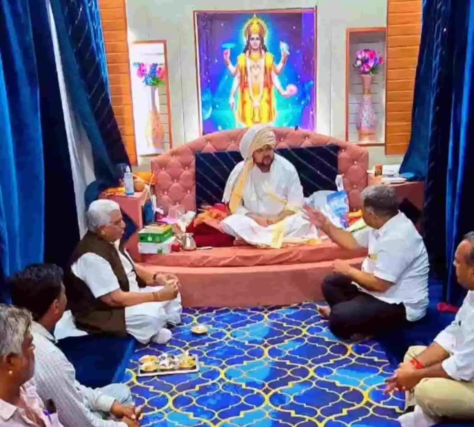 तस्वीर में जैन दिवाकर प्रवचन हॉल में बैठे नेता और संत नजर आ रहे हैं। तस्वीर में जैन दिवाकर प्रवचन हॉल में बैठे नेता और संत नजर आ रहे हैं।