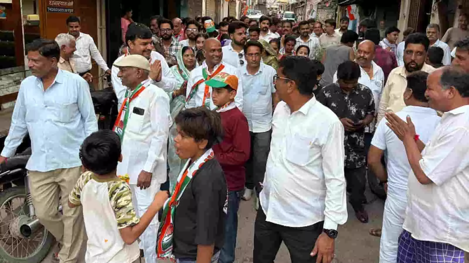 बड़ी सादड़ी नगरपालिका चुनाव प्रचार के दौरान बाजार में चल रहे कांग्रेस समर्थक। बड़ी सादड़ी नगरपालिका चुनाव प्रचार के दौरान बाजार में चल रहे कांग्रेस समर्थक।